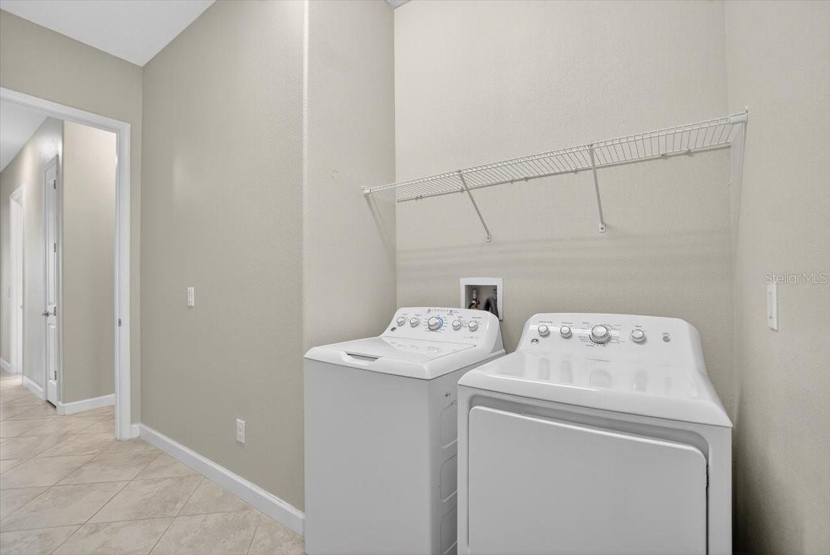 Listing photo id 3 for 2781 Hilliard Drive