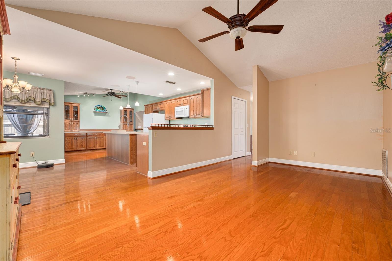 Image 13 of 43 For 2232 Colonial Boulevard W