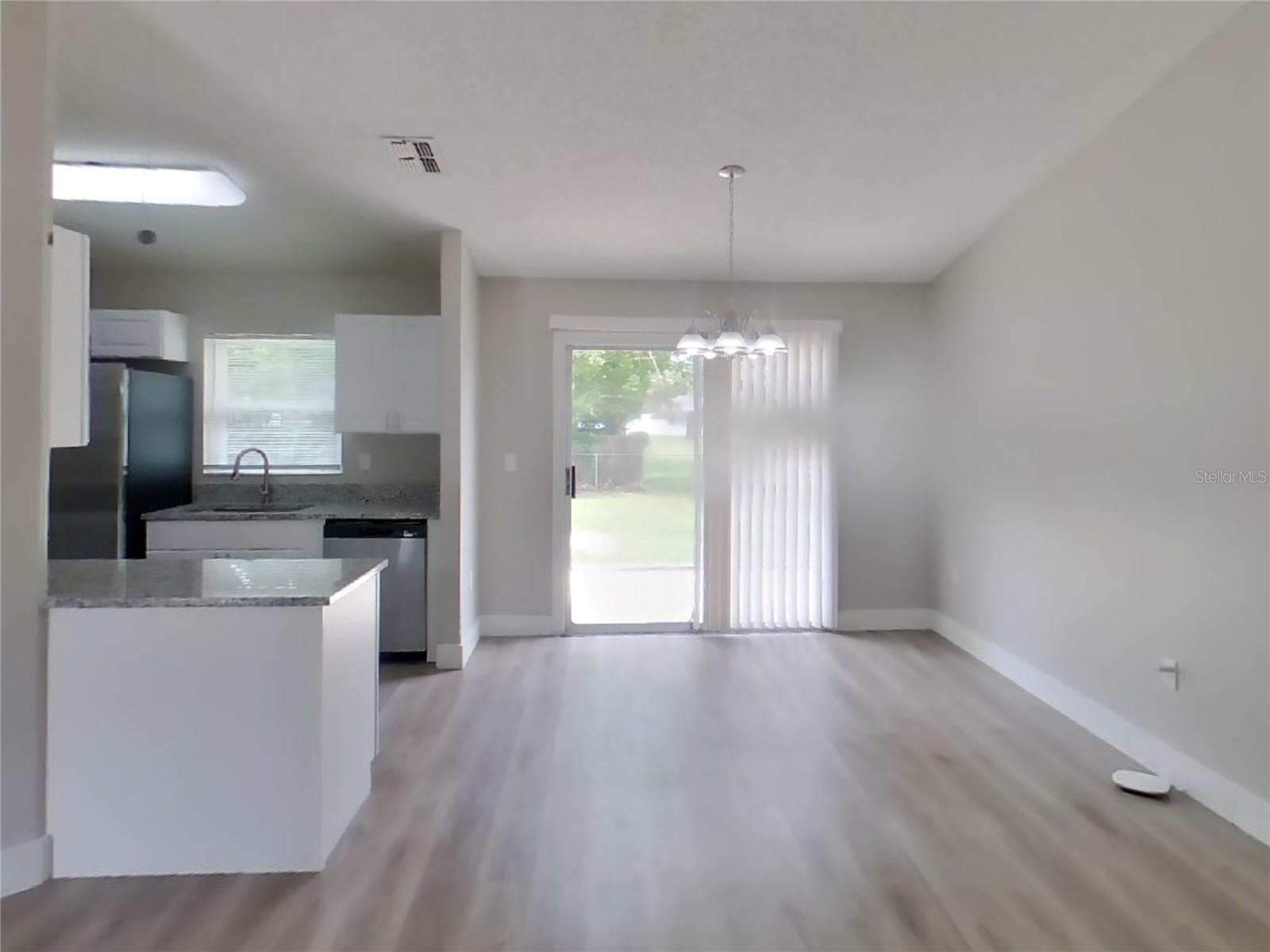 Listing photo id 3 for 6623 Freeport Drive