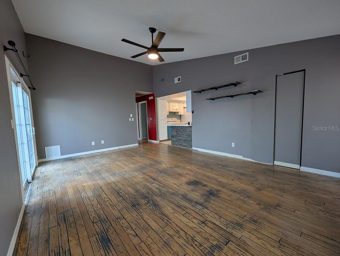Listing photo id 3 for 2781 Whispering Drive N