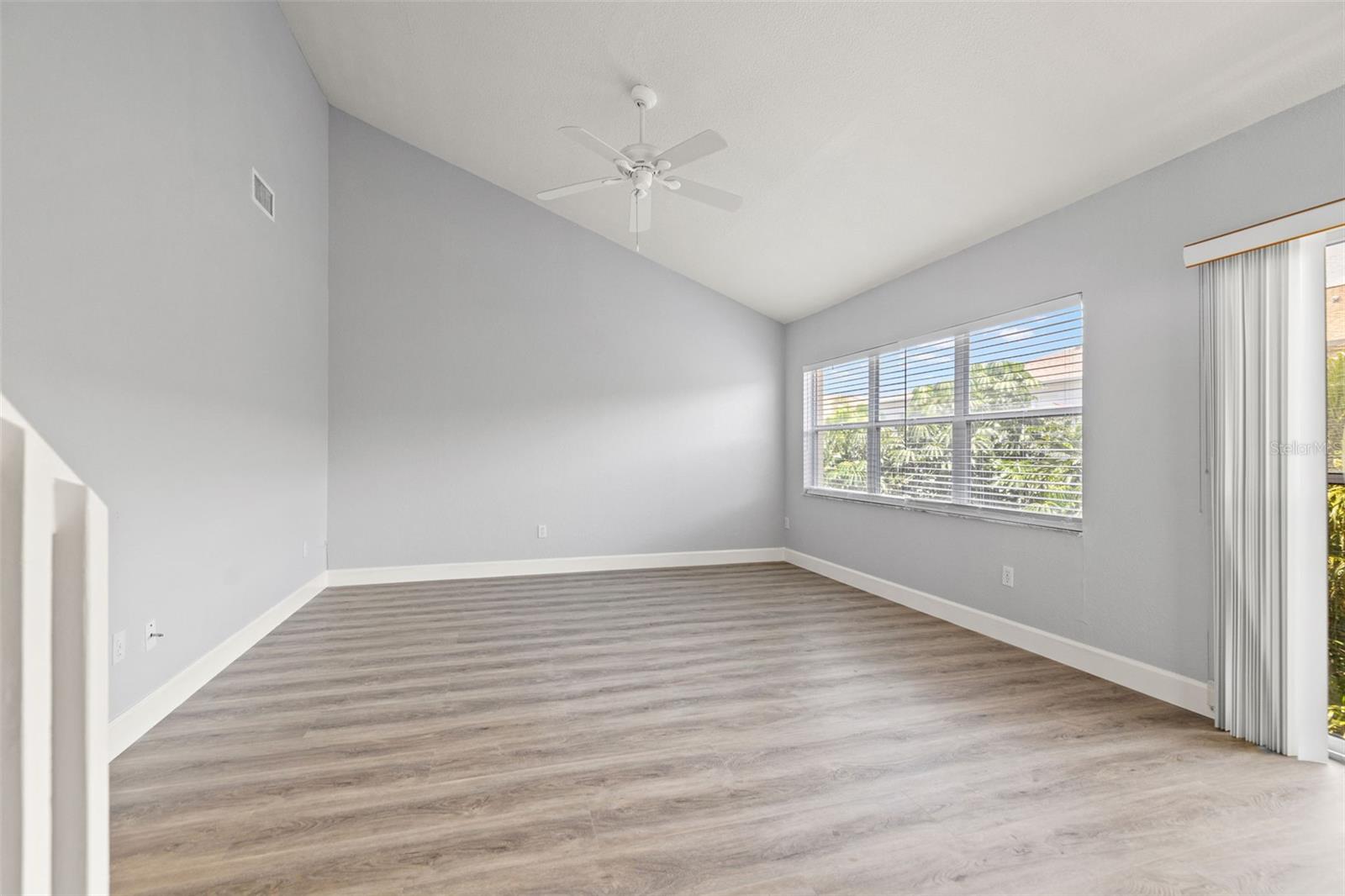 Image 21 of 58 For 487 Pinellas Bayway S 201