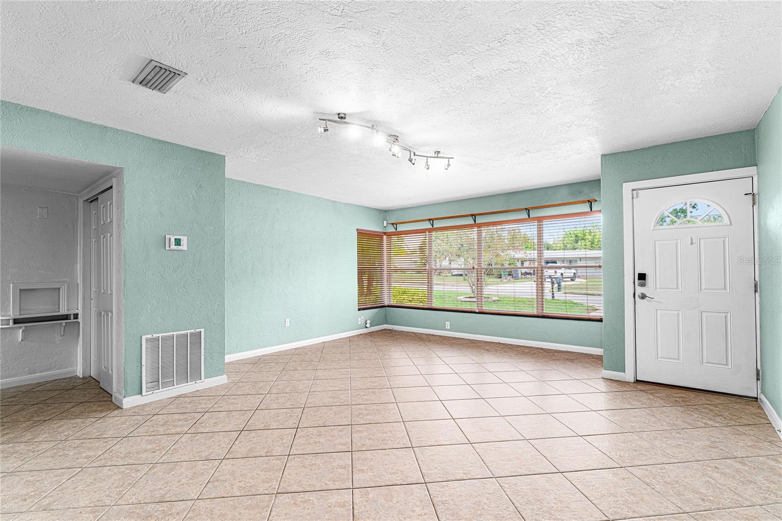 Image 5 of 54 For 10908 Elbow Drive