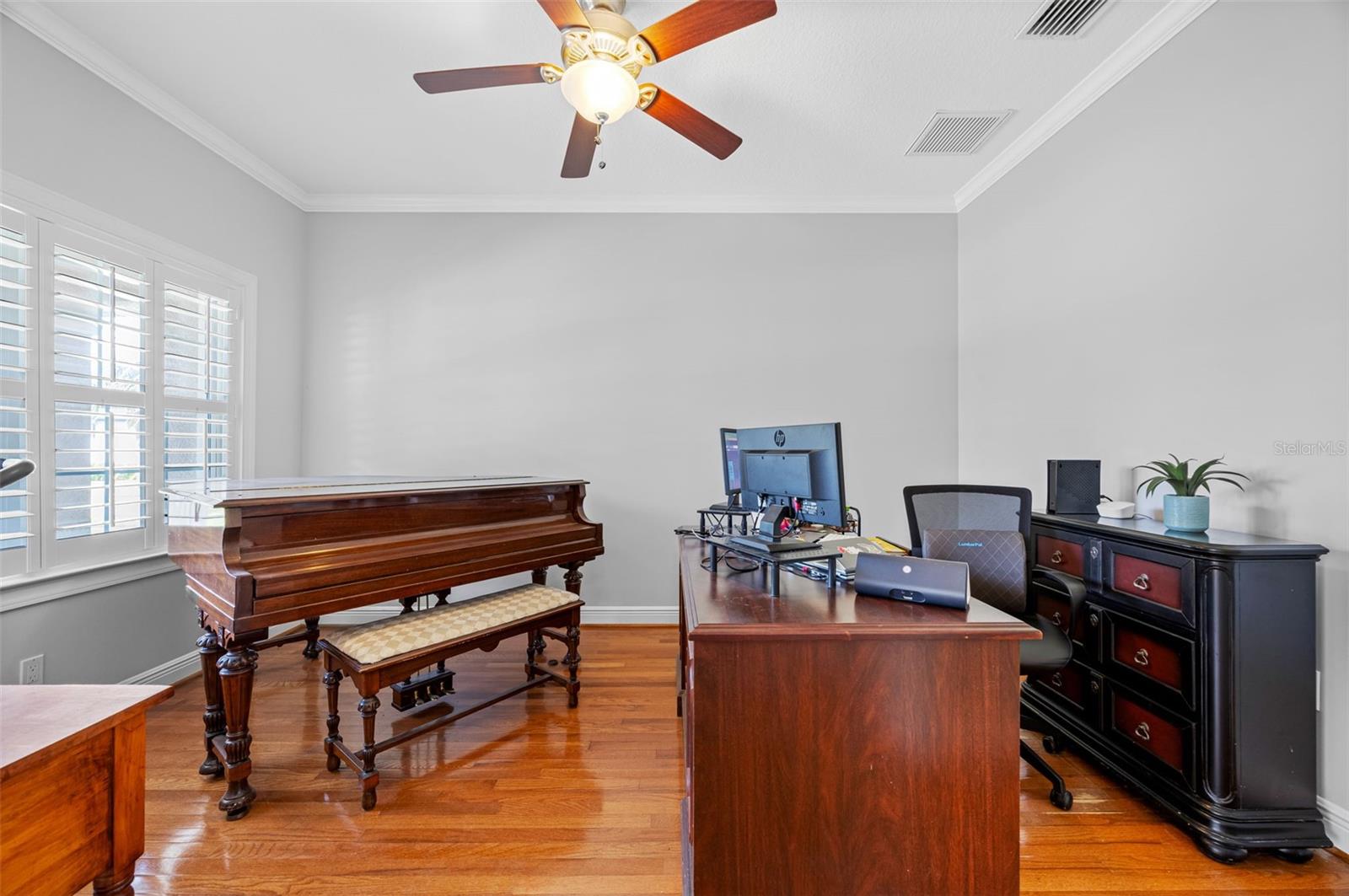Image 10 of 39 For 926 Cordova Boulevard Ne