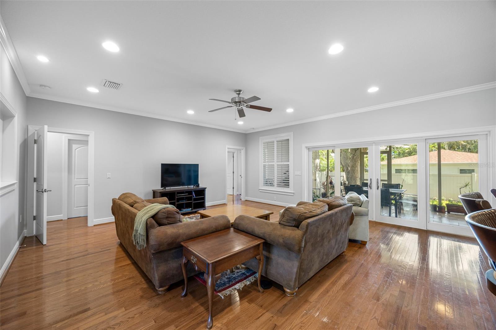 Image 3 of 39 For 926 Cordova Boulevard Ne