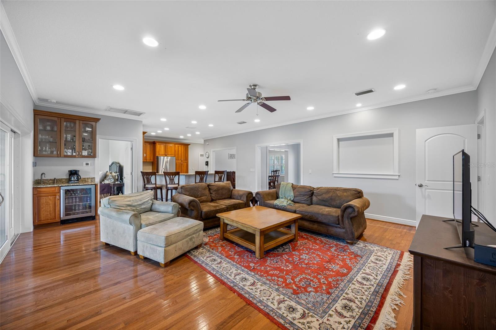 Image 4 of 39 For 926 Cordova Boulevard Ne