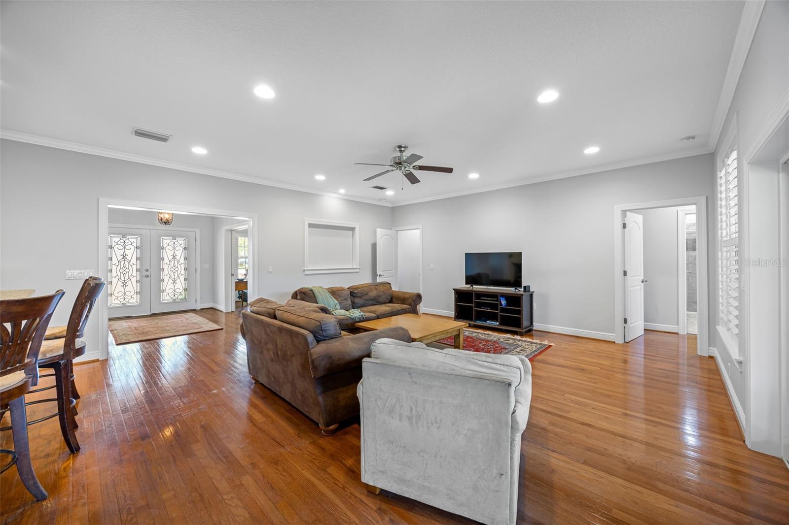Image 5 of 39 For 926 Cordova Boulevard Ne