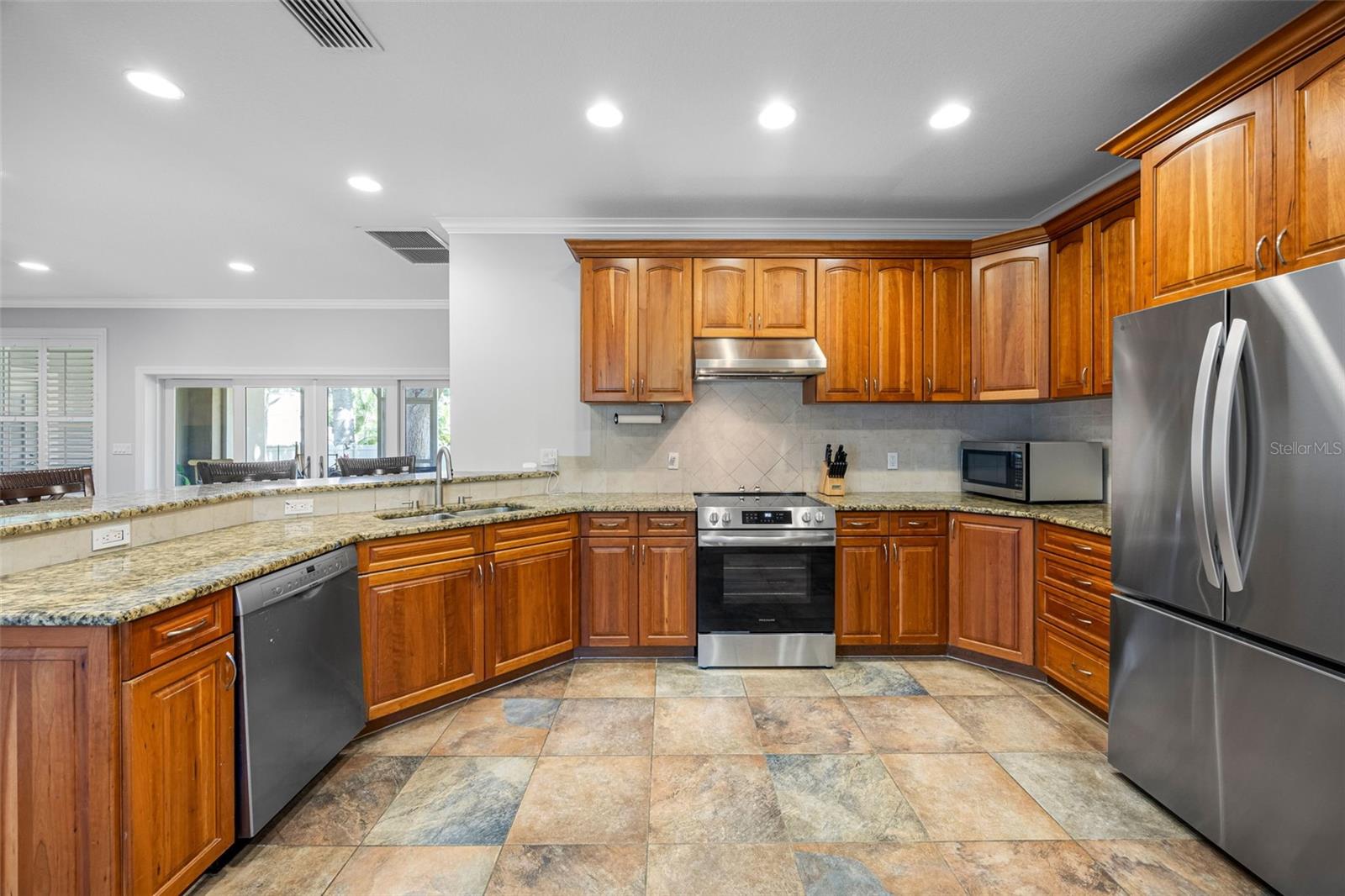 Image 7 of 39 For 926 Cordova Boulevard Ne