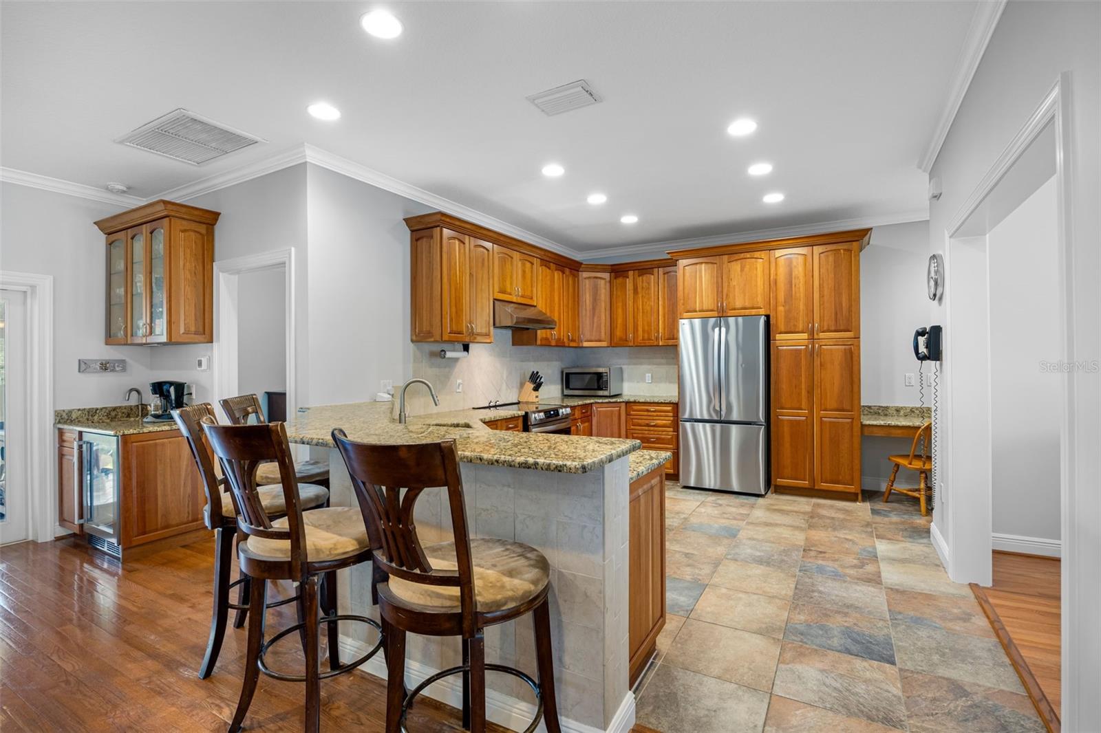 Image 8 of 39 For 926 Cordova Boulevard Ne