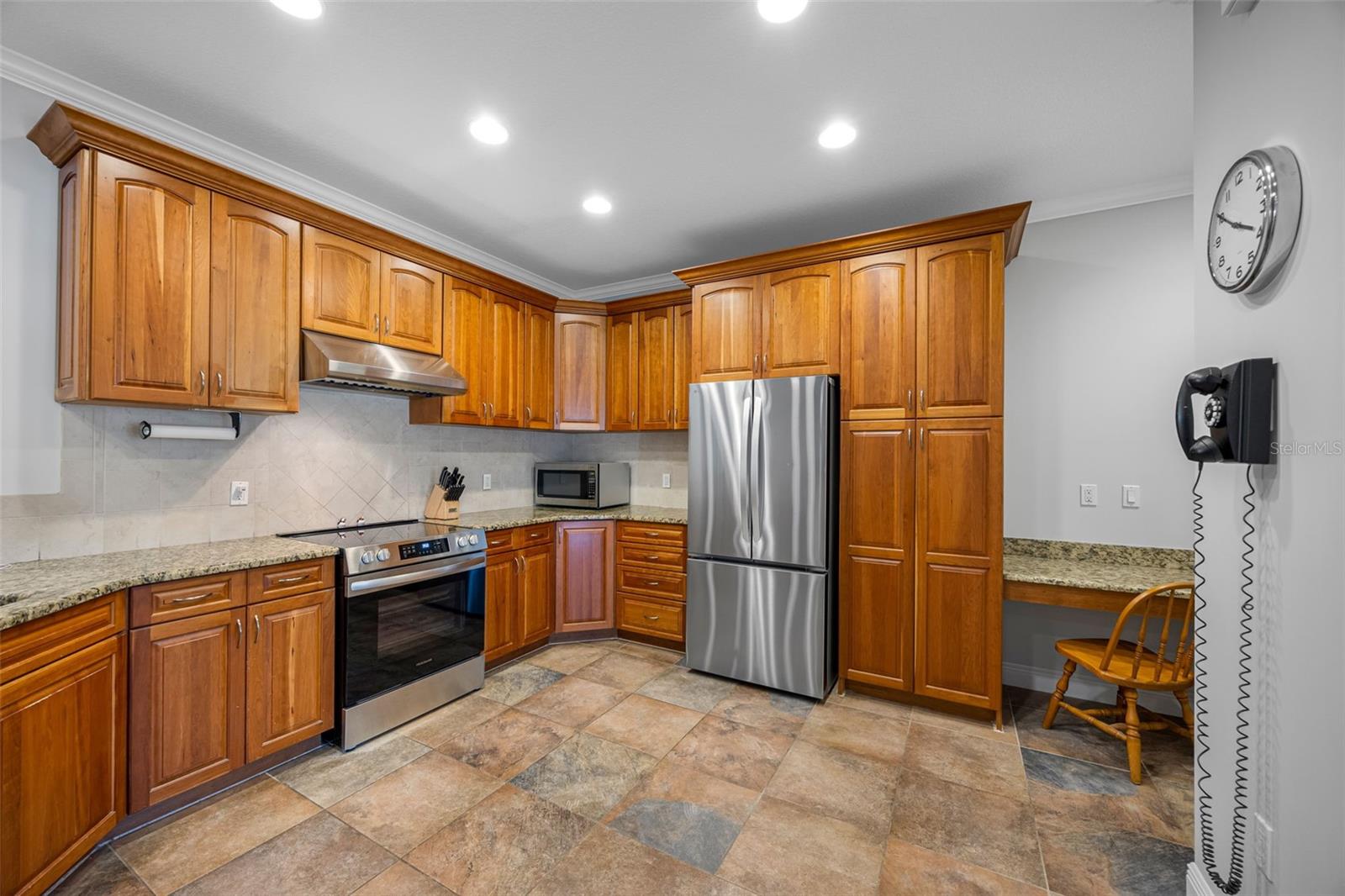Image 9 of 39 For 926 Cordova Boulevard Ne