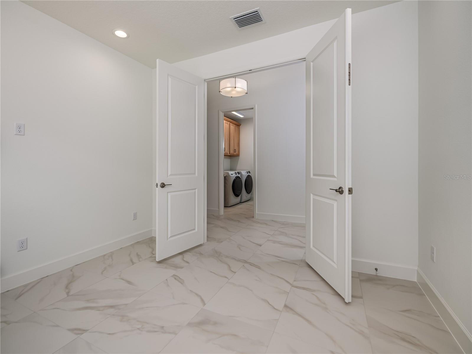 Listing photo id 13 for 3590 Malta Avenue