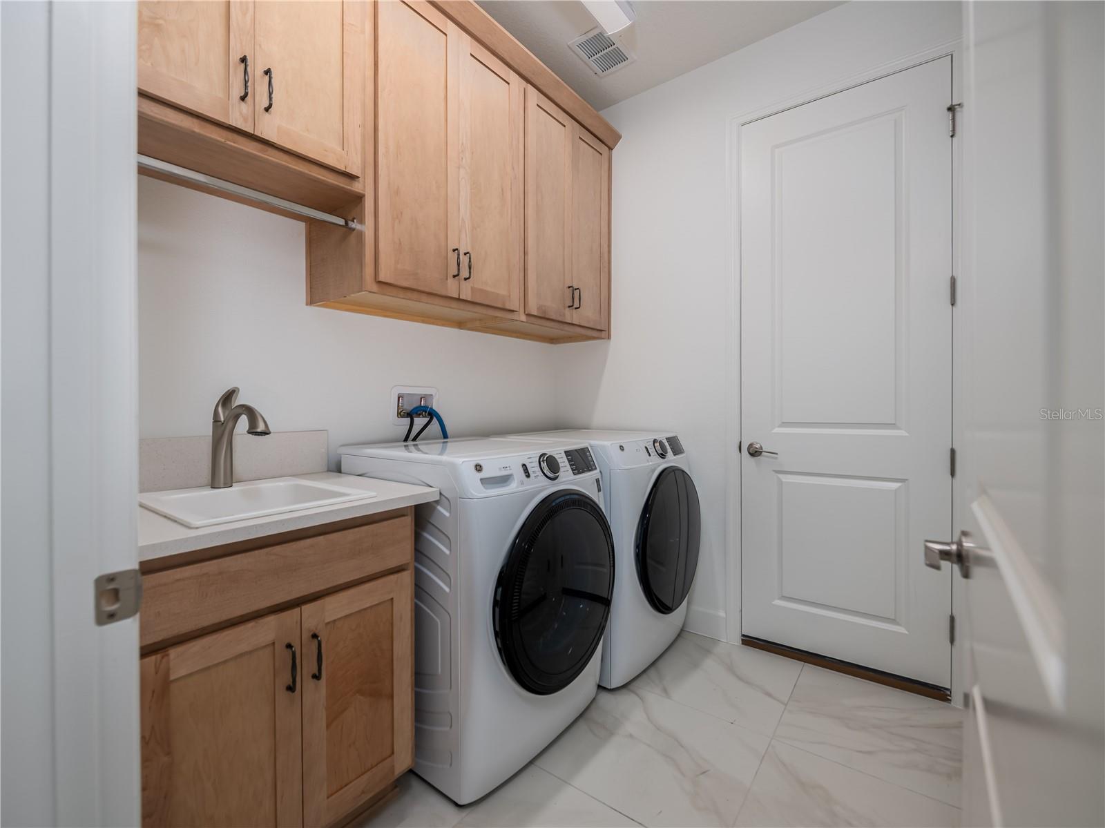 Listing photo id 14 for 3590 Malta Avenue
