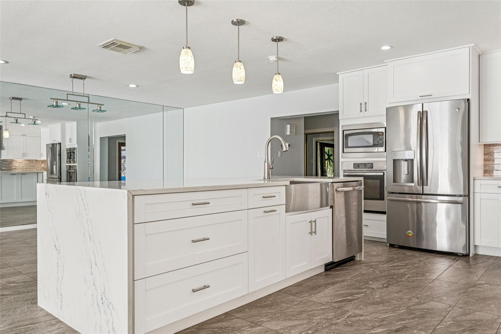 Listing photo id 8 for 19100 Forrest Drive