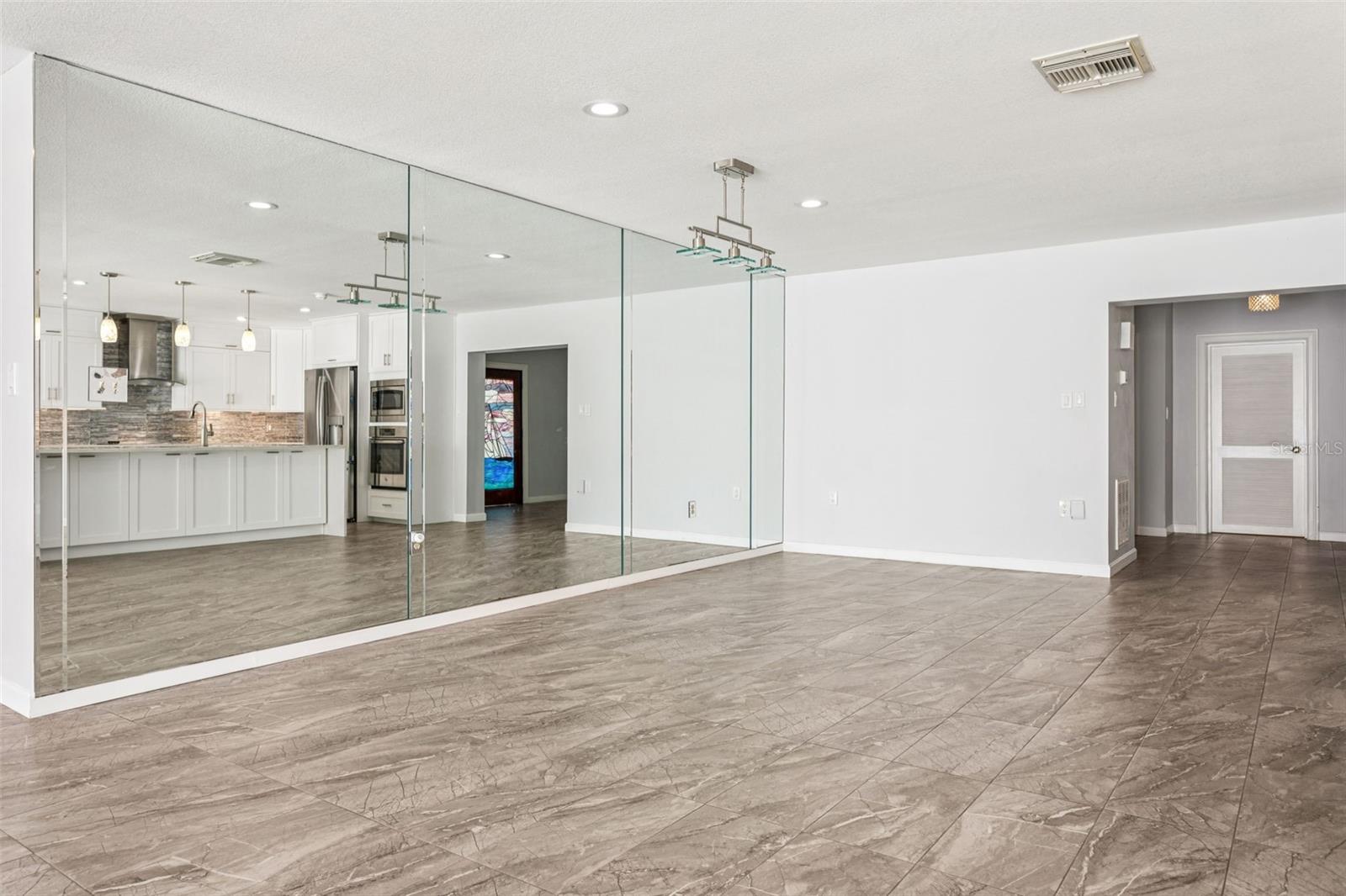 Listing photo id 12 for 19100 Forrest Drive