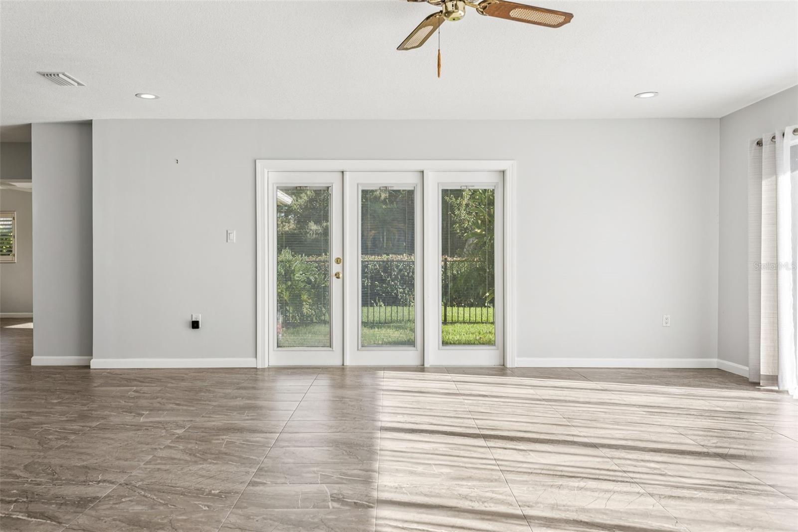 Listing photo id 15 for 19100 Forrest Drive