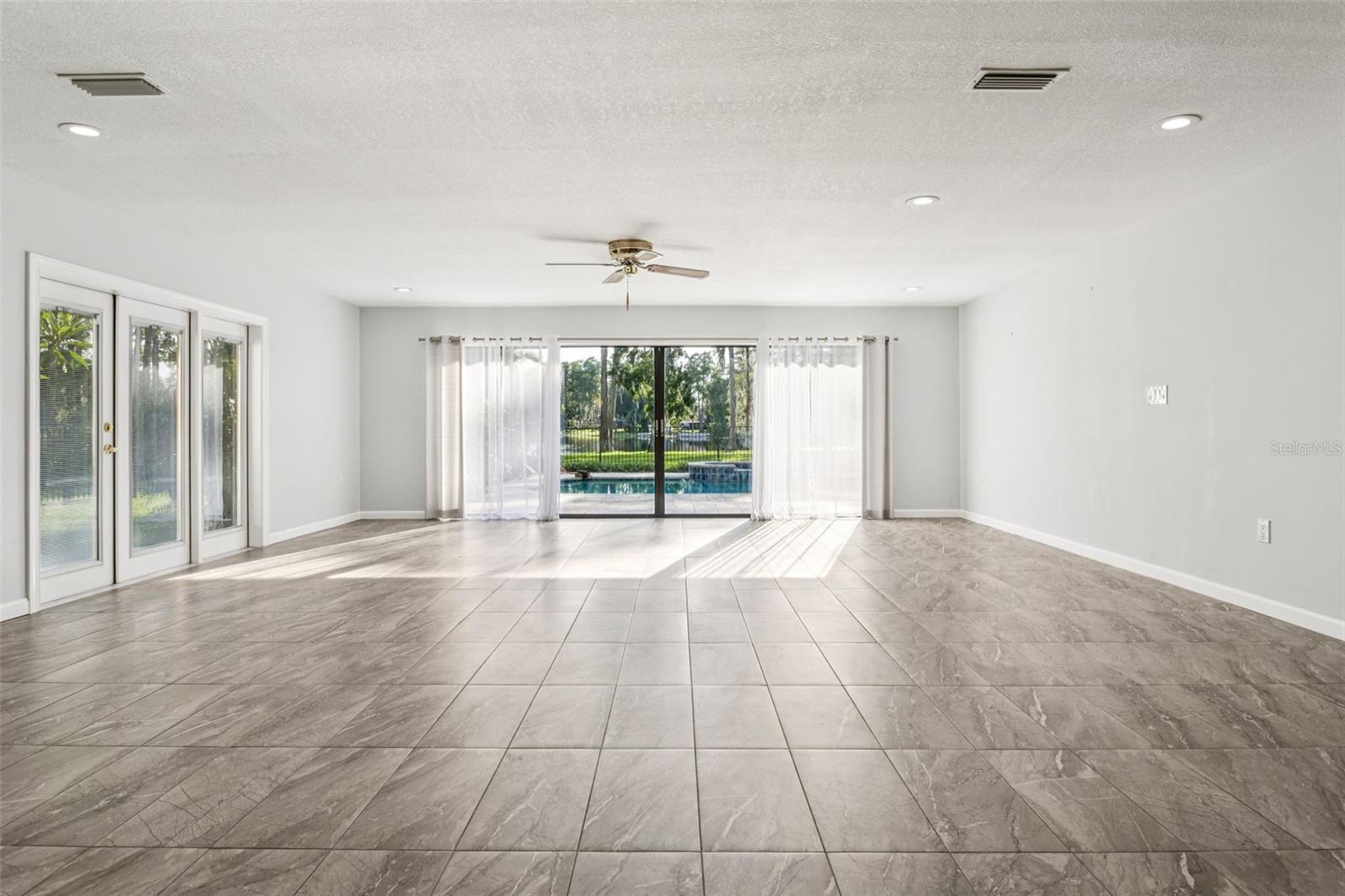 Listing photo id 17 for 19100 Forrest Drive