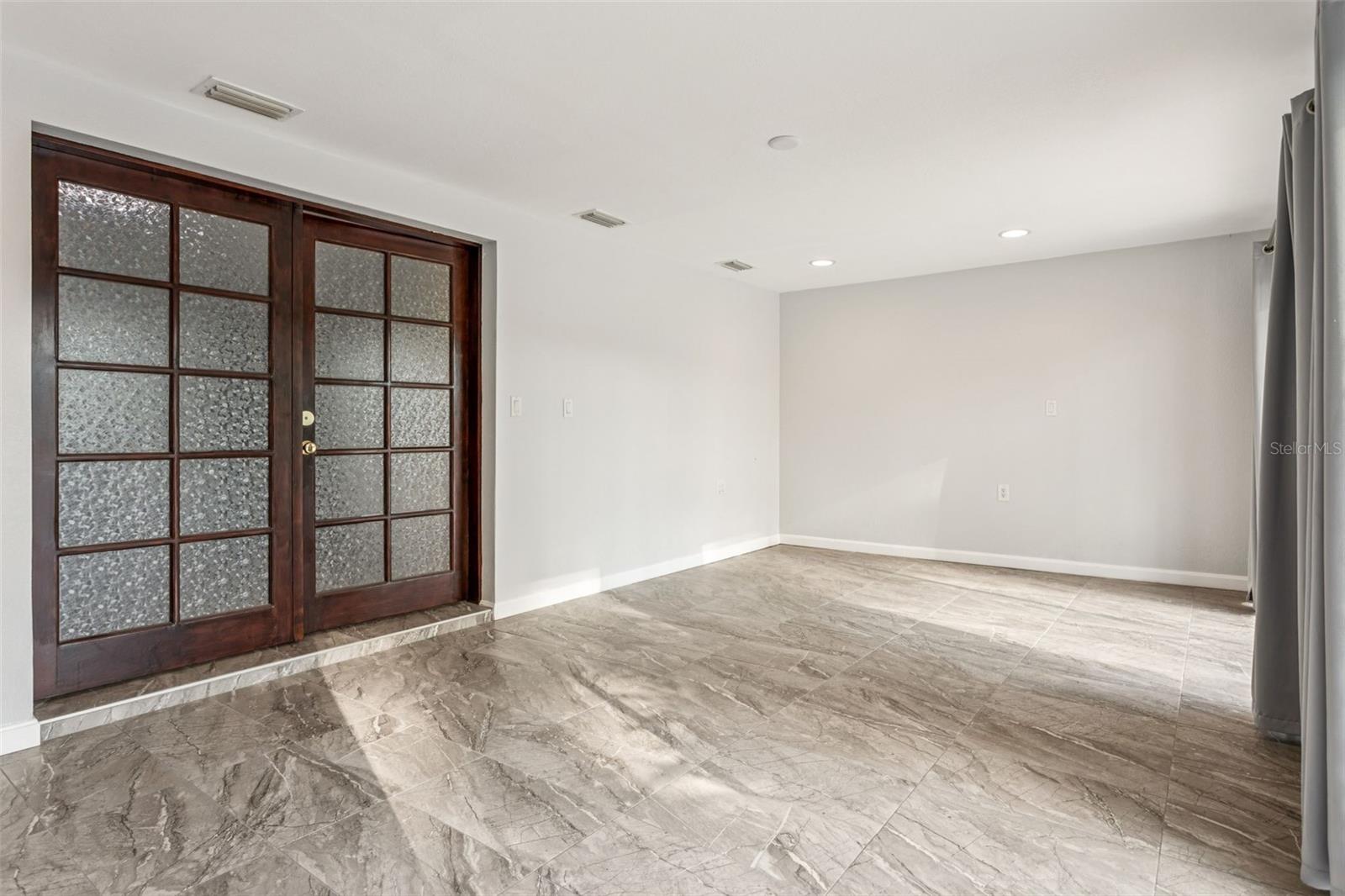 Listing photo id 21 for 19100 Forrest Drive