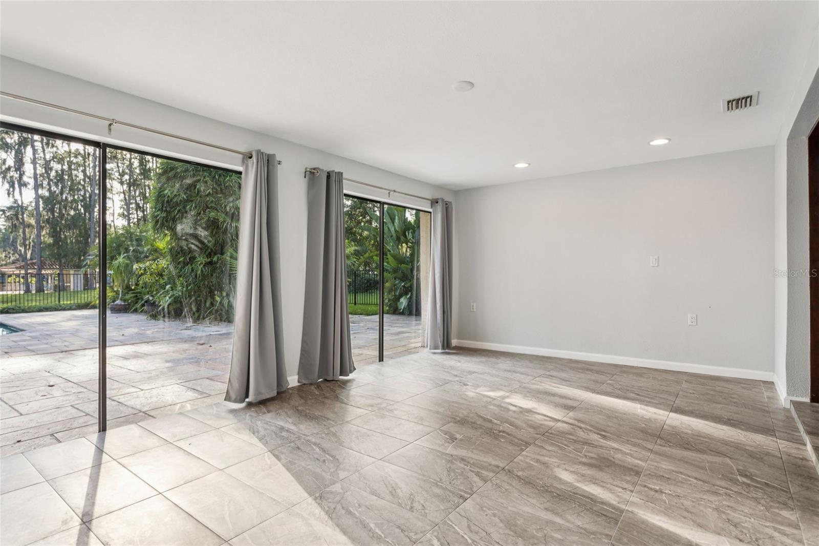 Listing photo id 22 for 19100 Forrest Drive