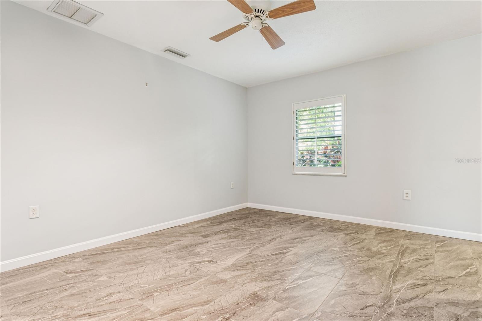 Listing photo id 23 for 19100 Forrest Drive