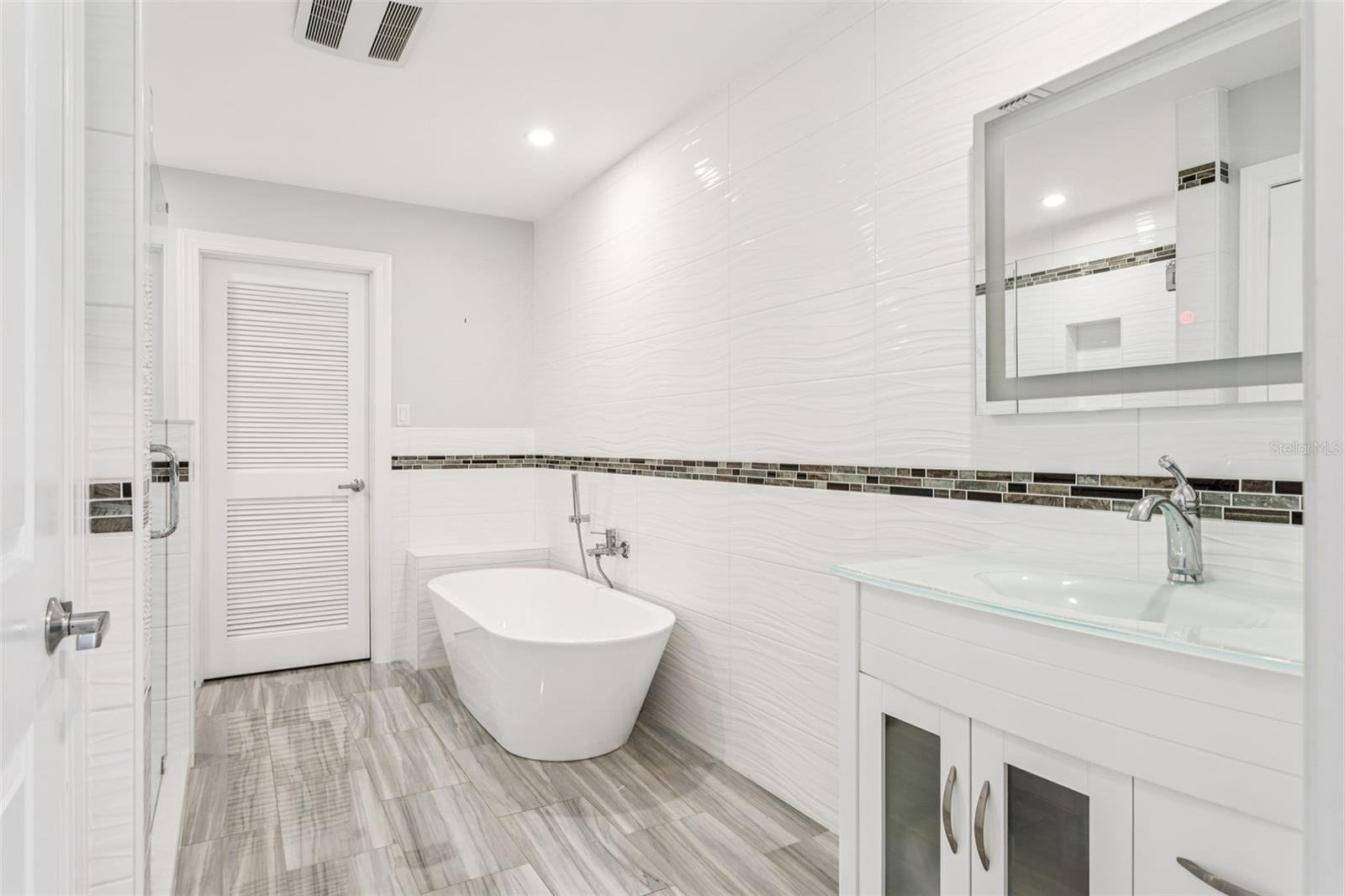 Listing photo id 24 for 19100 Forrest Drive