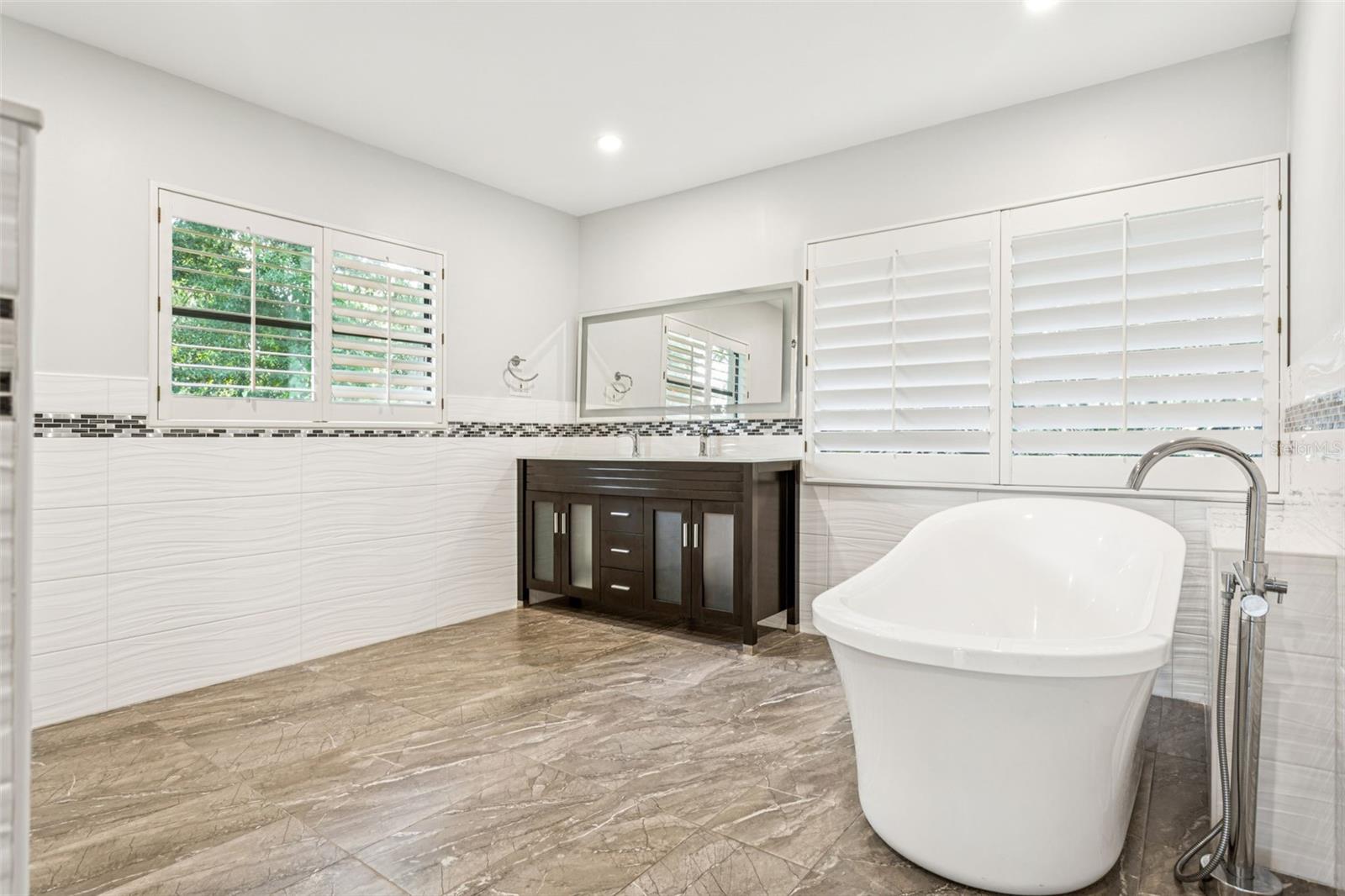 Listing photo id 30 for 19100 Forrest Drive