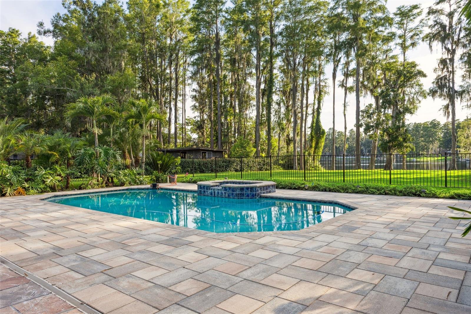 Listing photo id 40 for 19100 Forrest Drive
