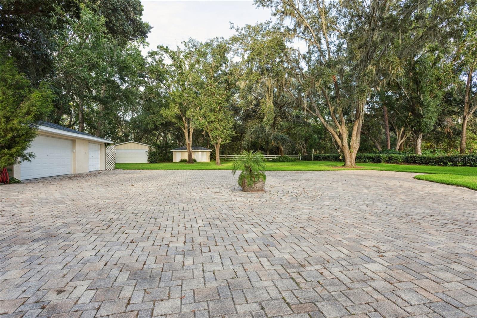 Listing photo id 55 for 19100 Forrest Drive