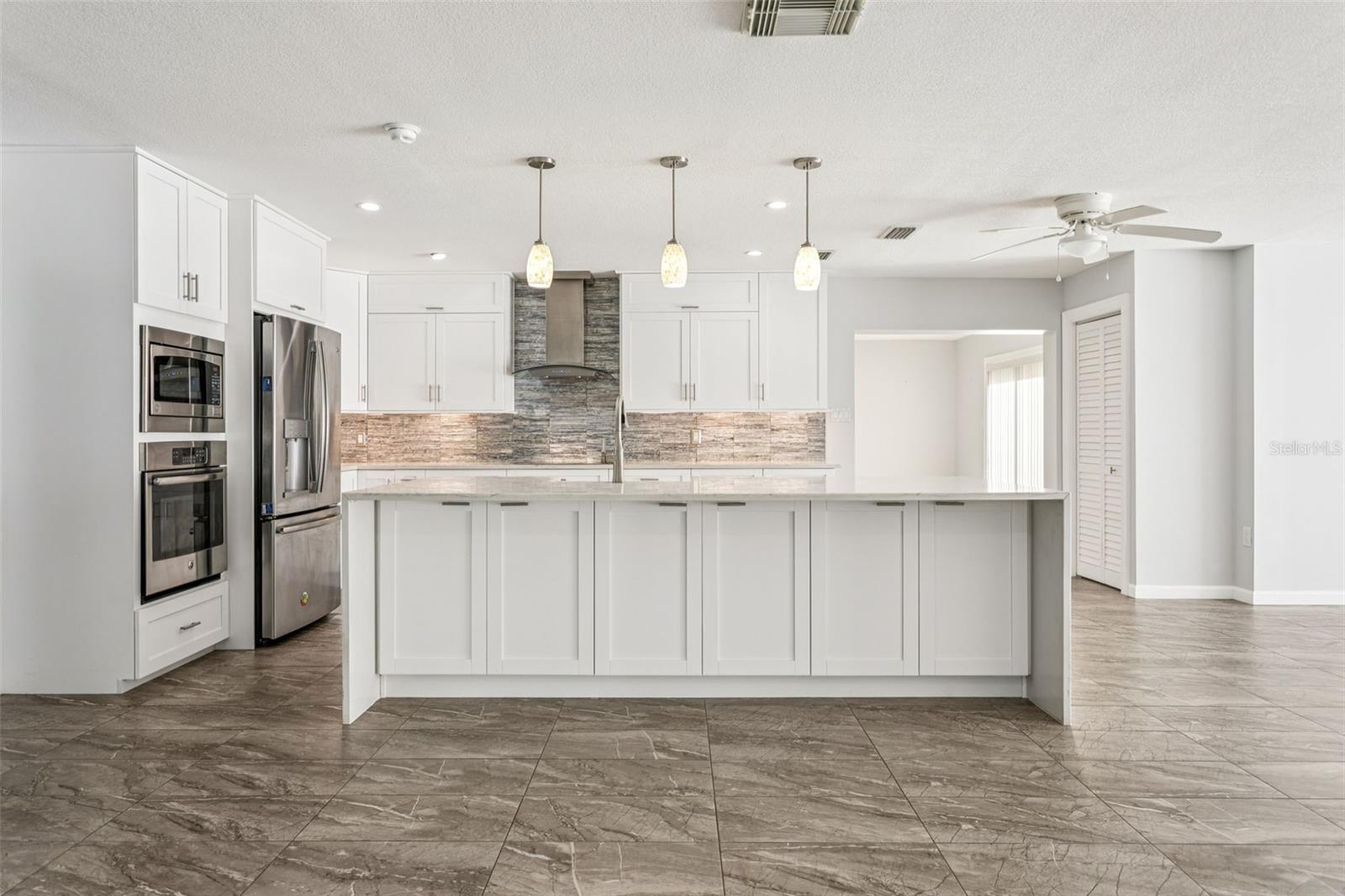 Listing photo id 6 for 19100 Forrest Drive