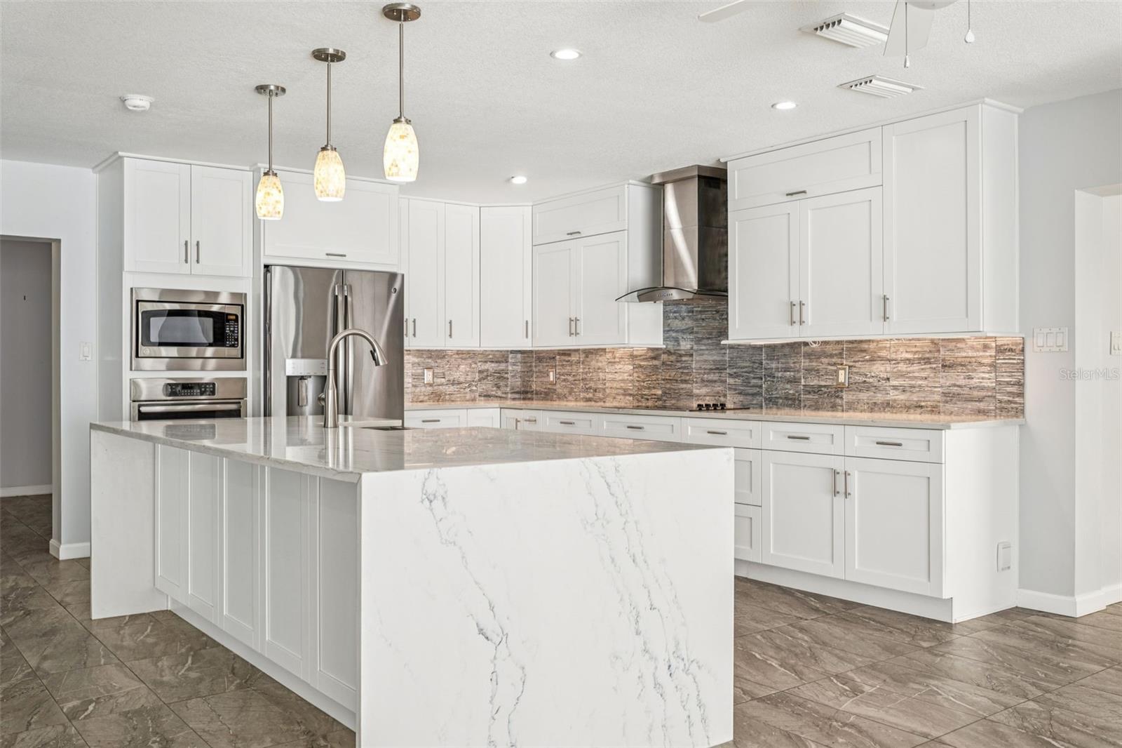 Listing photo id 7 for 19100 Forrest Drive