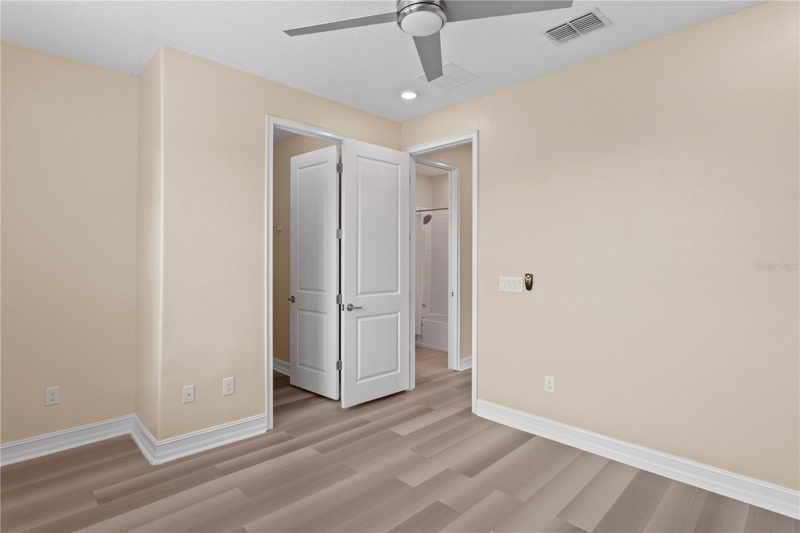 Image 27 of 47 For 4887 Isola Court