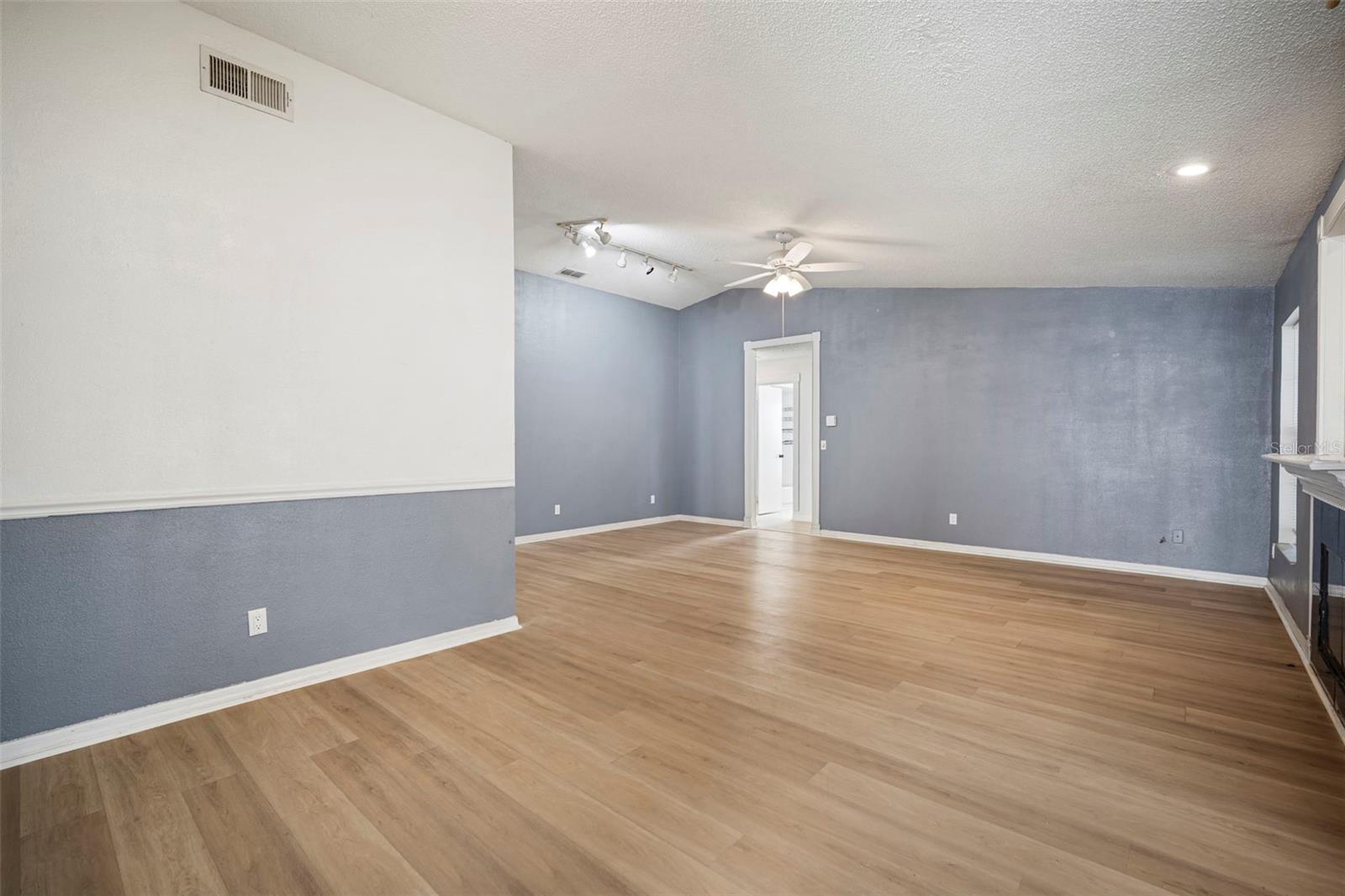 Image 21 of 43 For 12825 Tallowood Drive