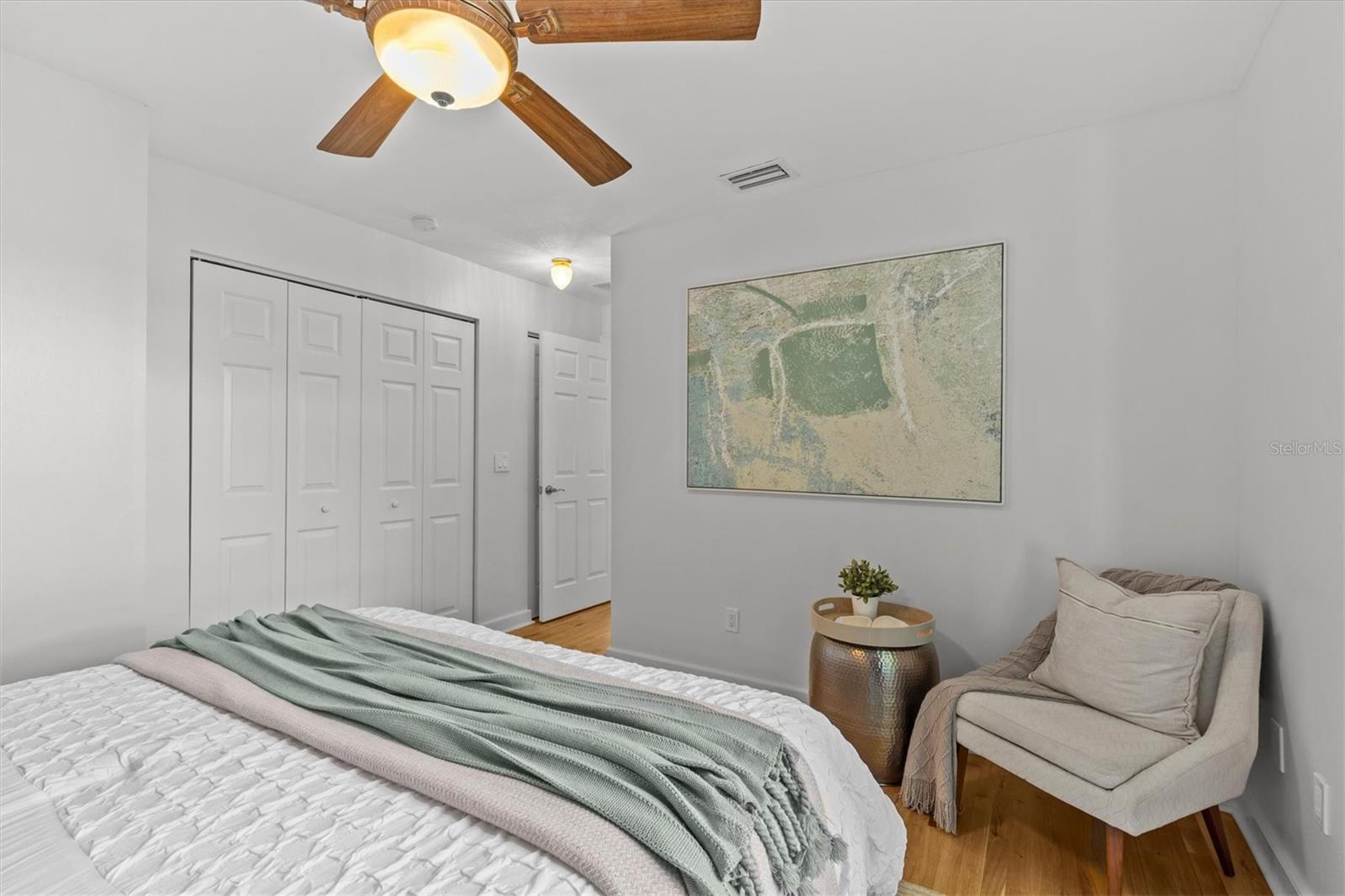 Listing photo id 9 for 325 Haya Street
