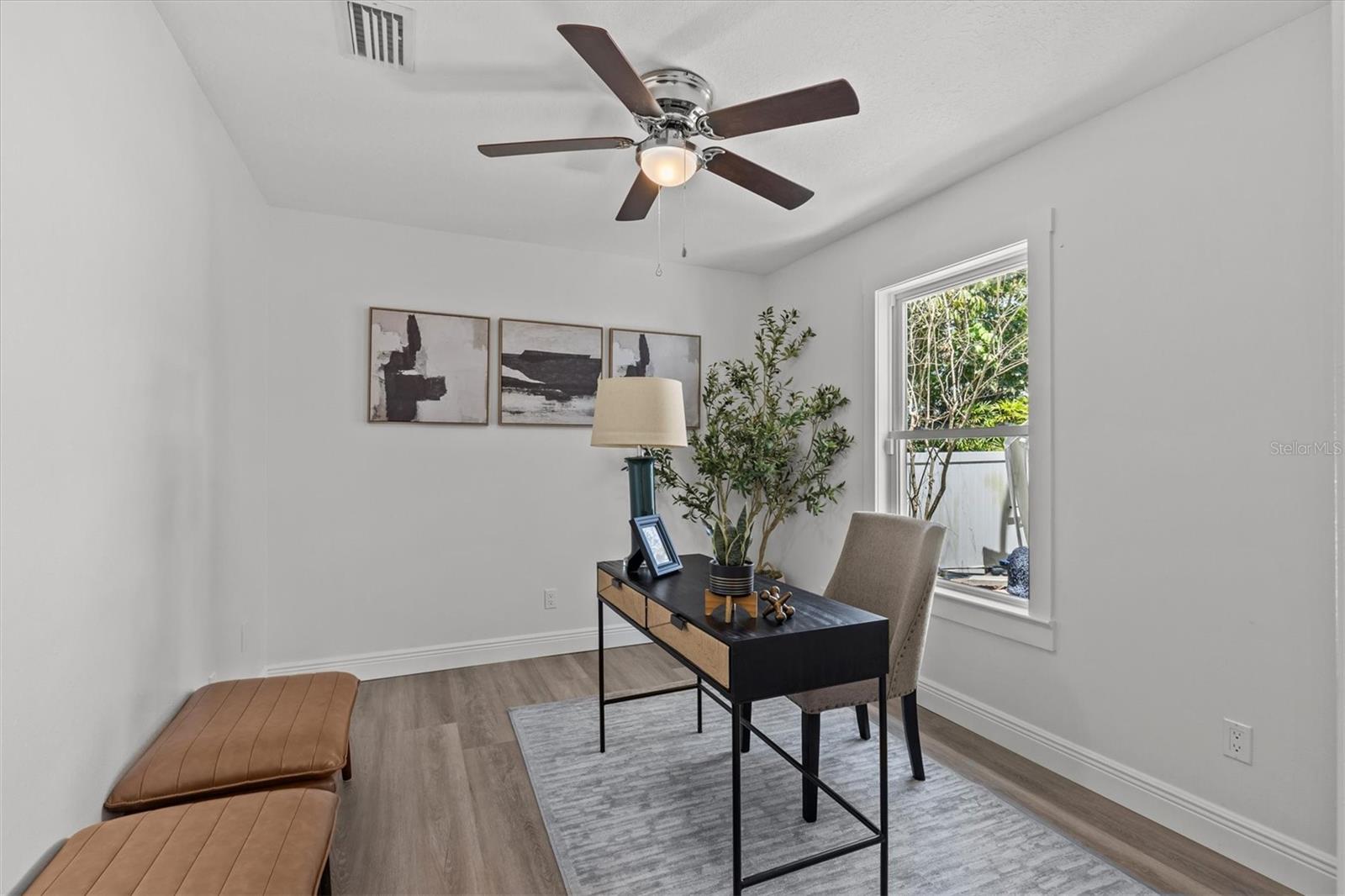 Listing photo id 11 for 325 Haya Street