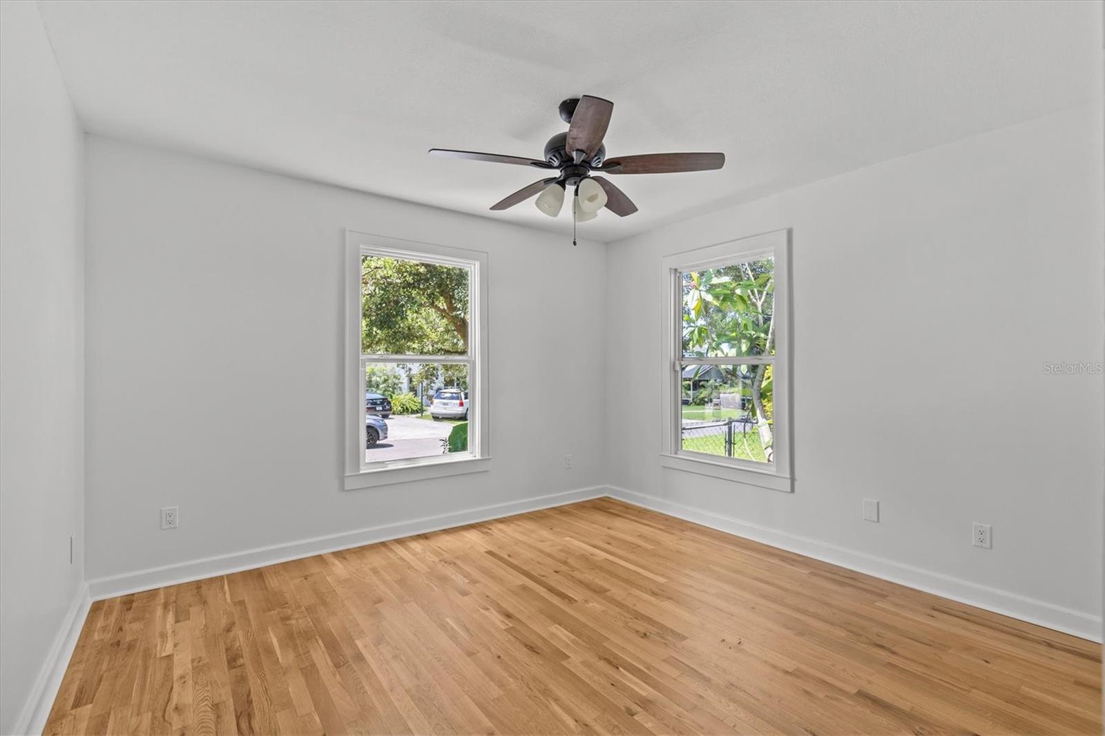Listing photo id 14 for 325 Haya Street