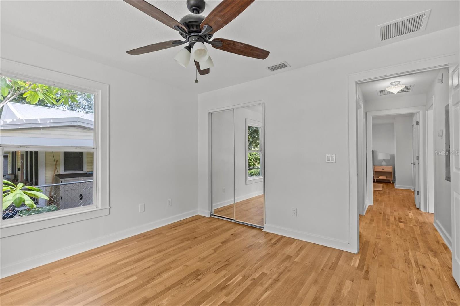 Listing photo id 15 for 325 Haya Street