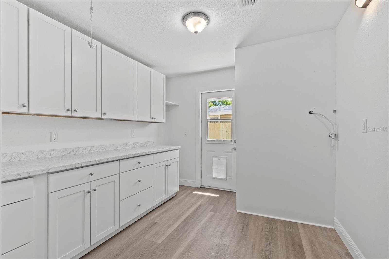 Listing photo id 16 for 325 Haya Street