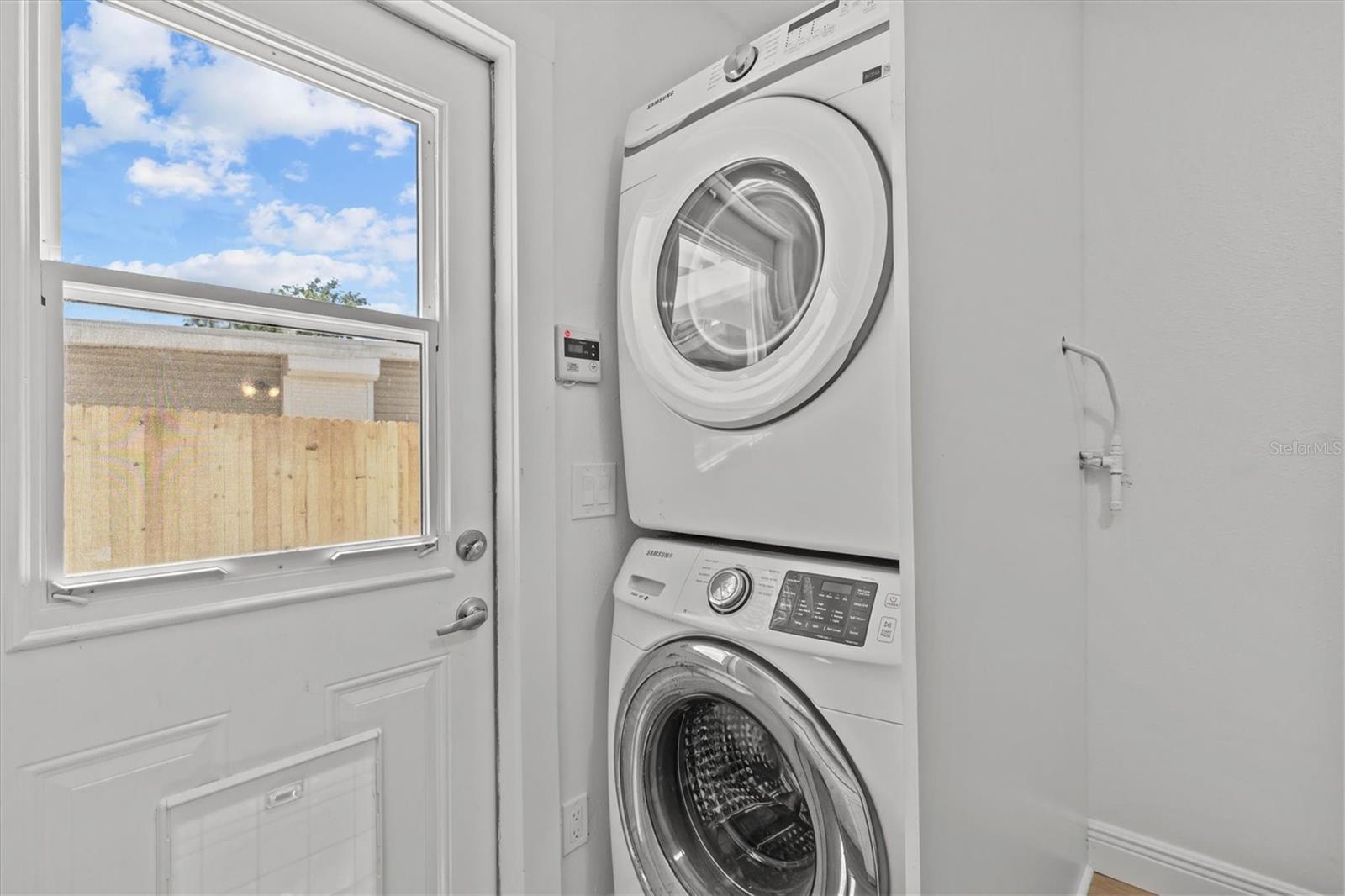 Listing photo id 17 for 325 Haya Street