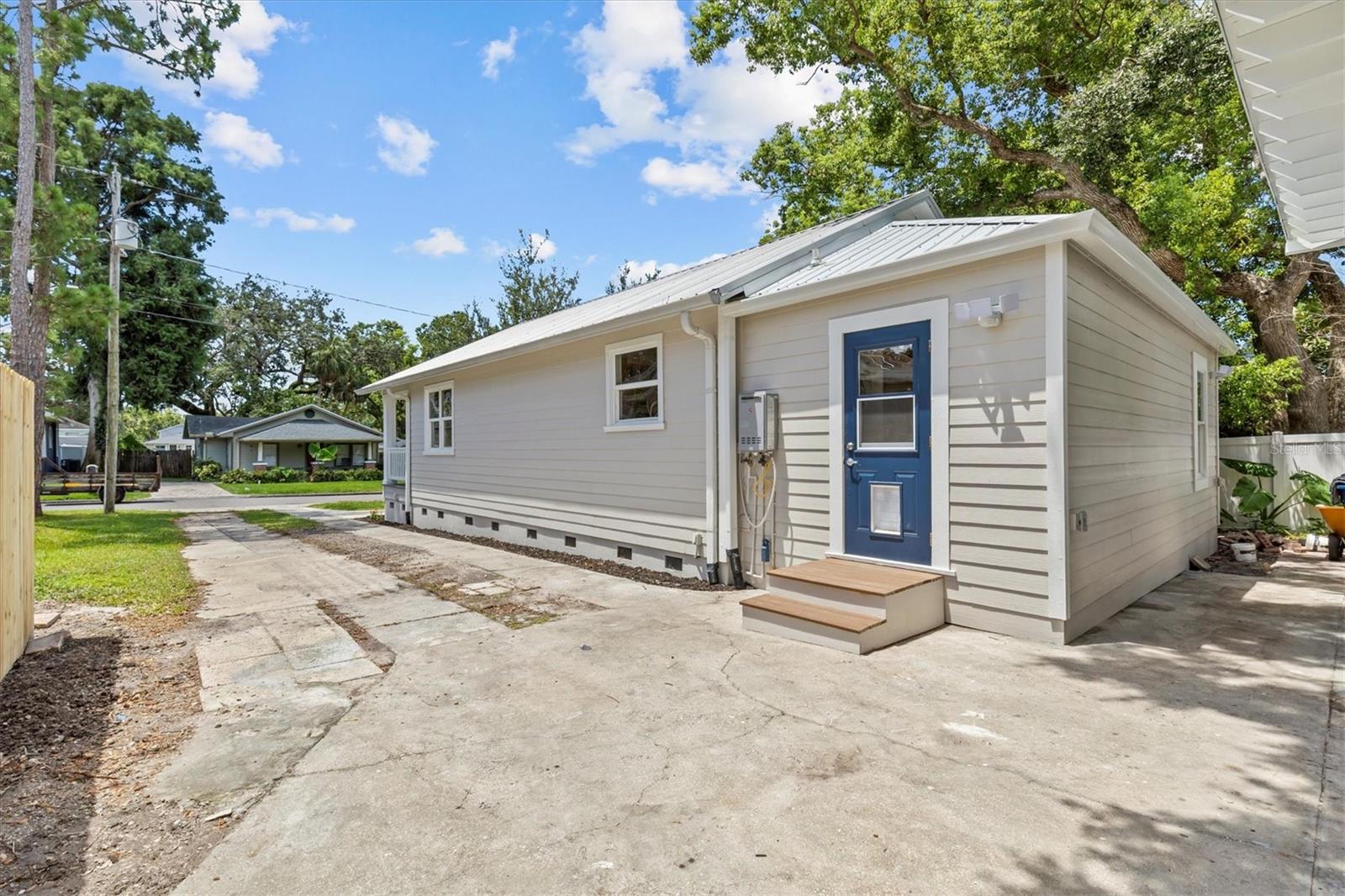 Listing photo id 18 for 325 Haya Street
