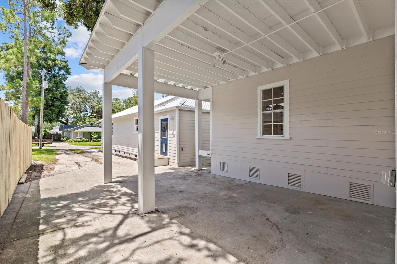 Listing photo id 19 for 325 Haya Street