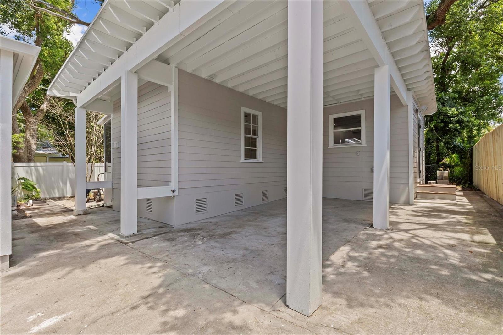 Listing photo id 20 for 325 Haya Street