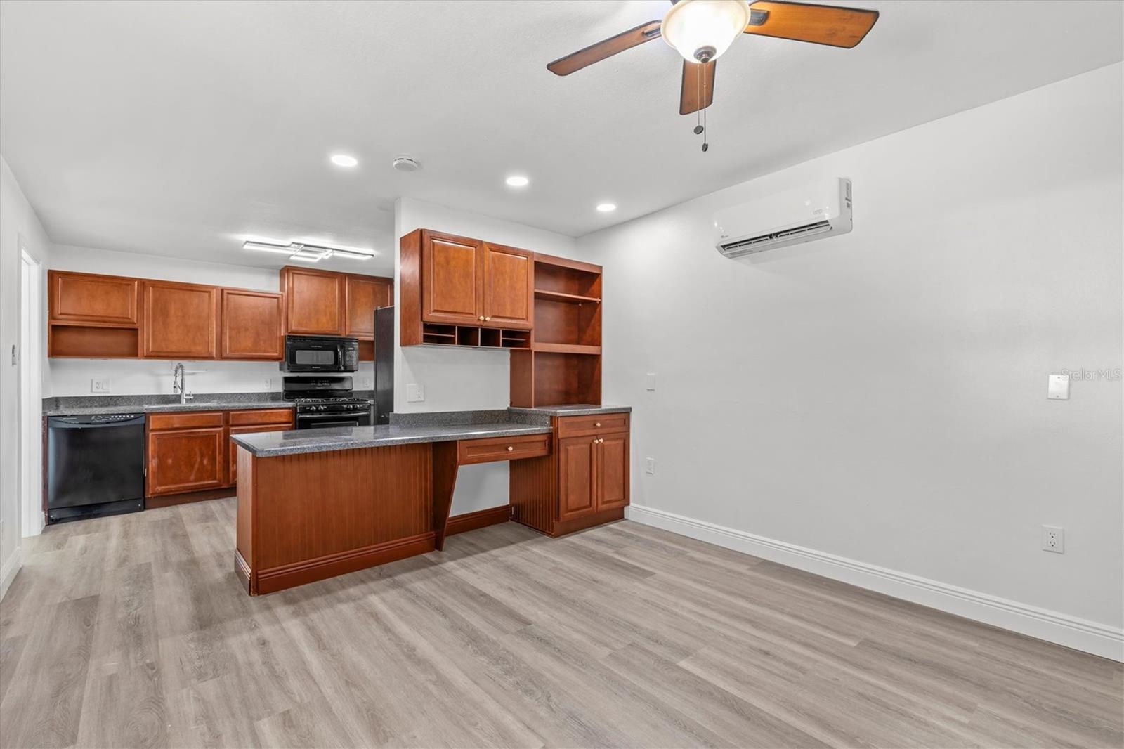 Listing photo id 21 for 325 Haya Street