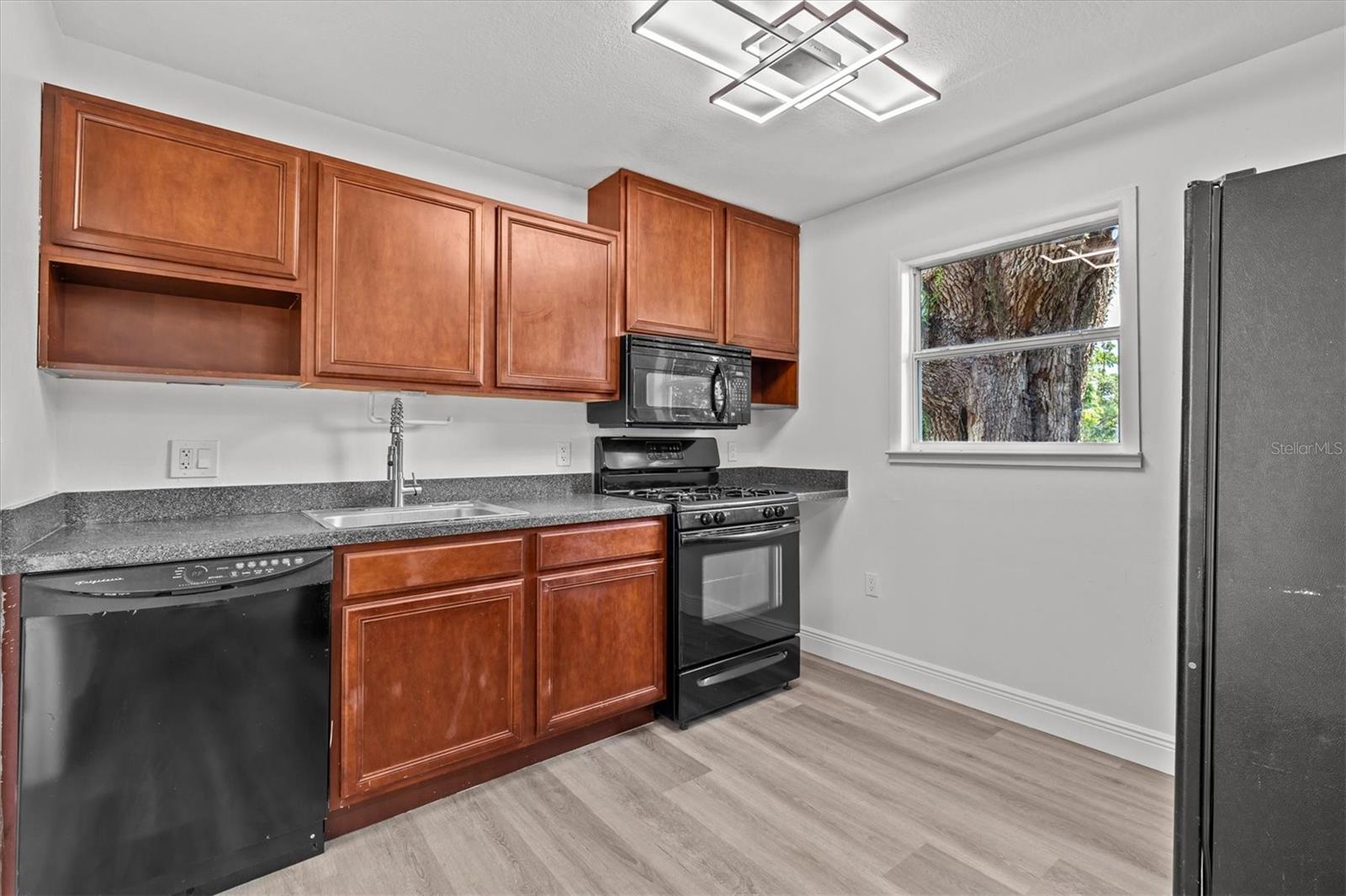 Listing photo id 22 for 325 Haya Street