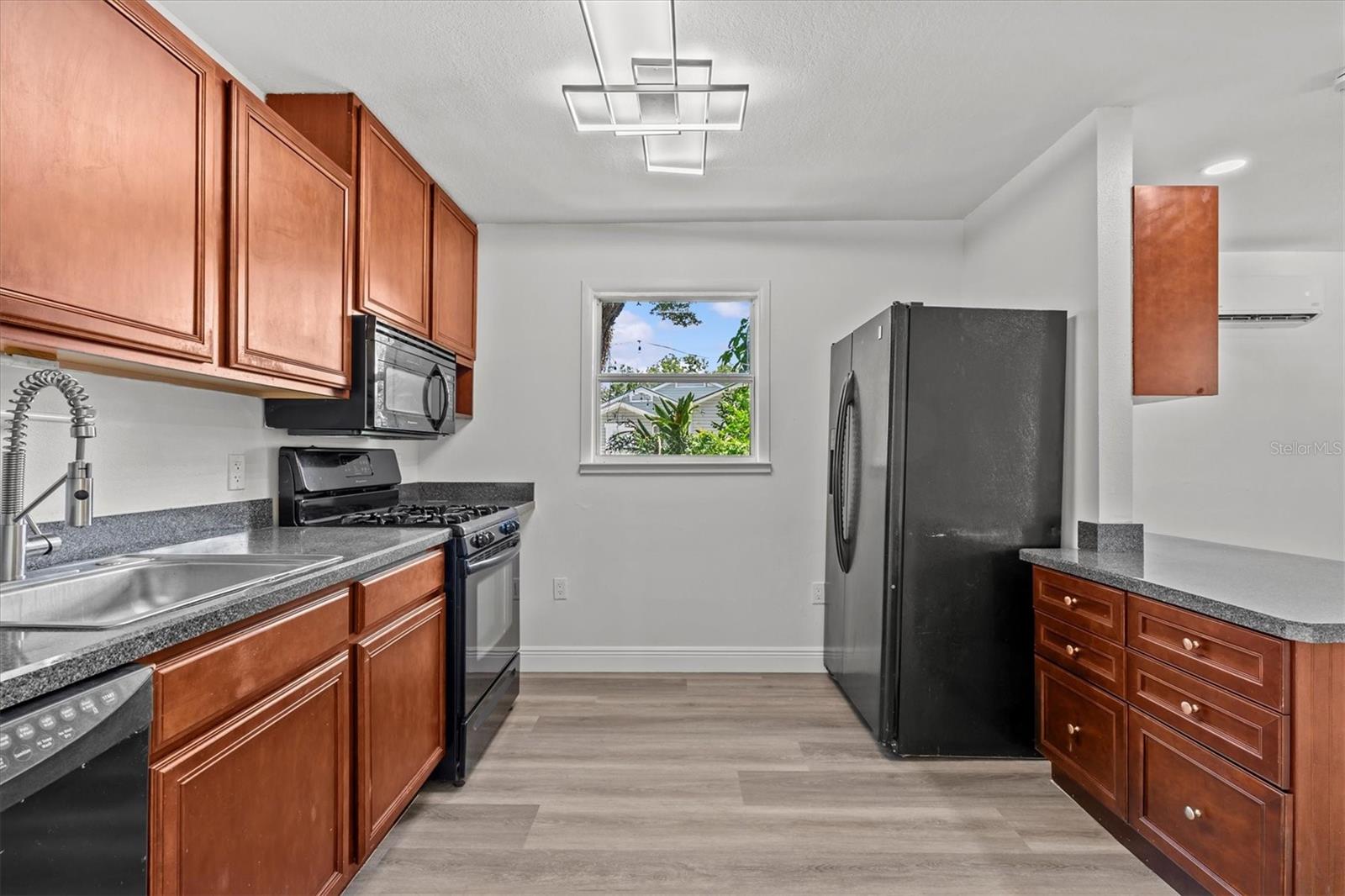 Listing photo id 23 for 325 Haya Street