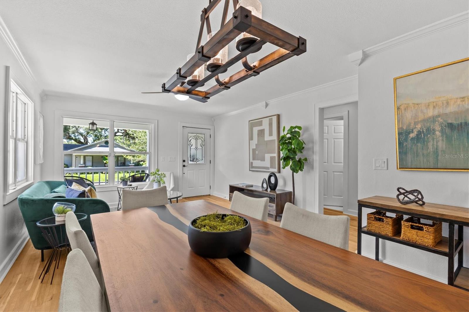 Listing photo id 3 for 325 Haya Street