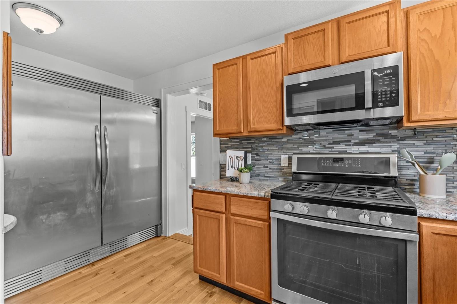 Listing photo id 5 for 325 Haya Street