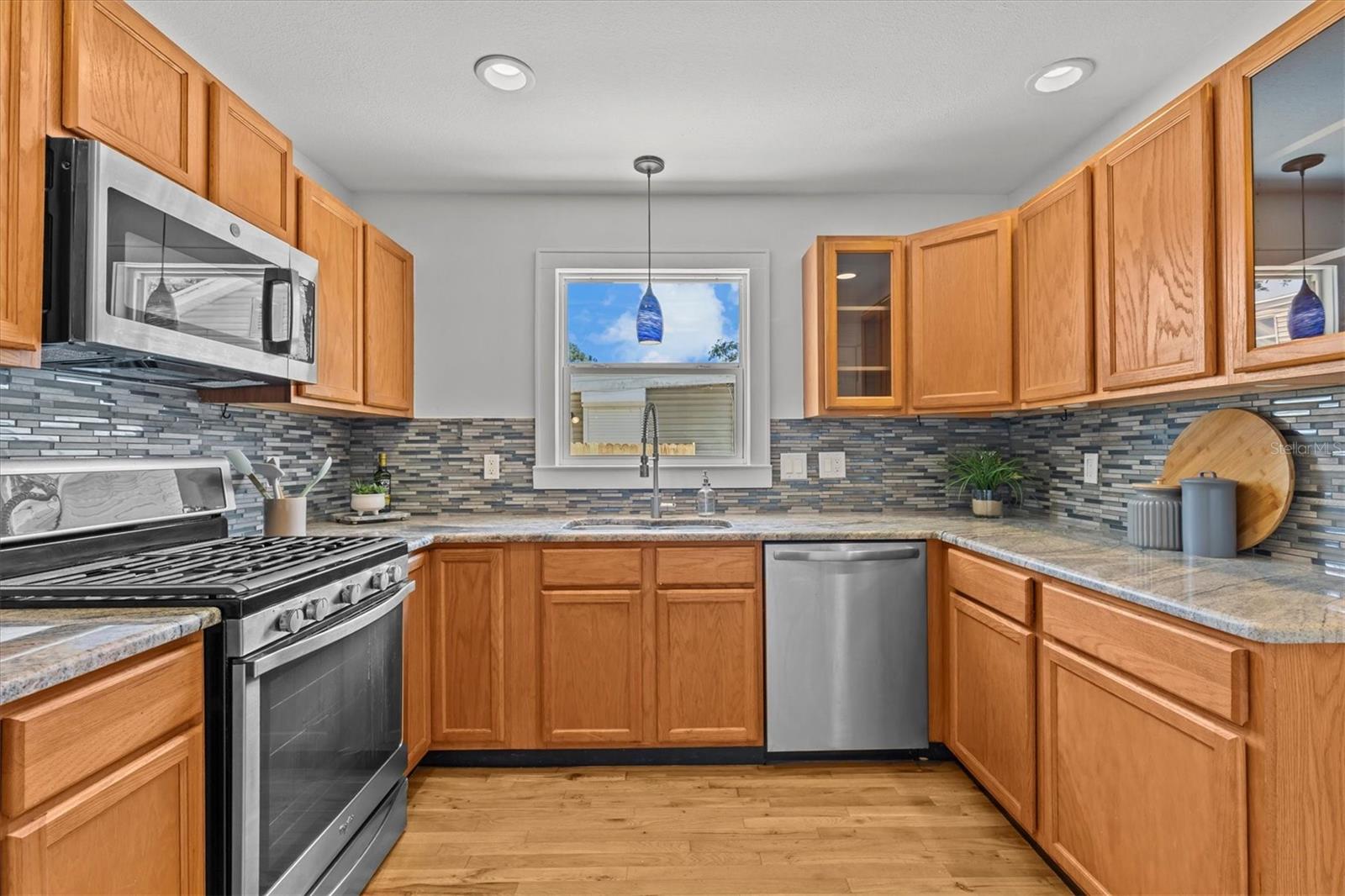 Listing photo id 6 for 325 Haya Street