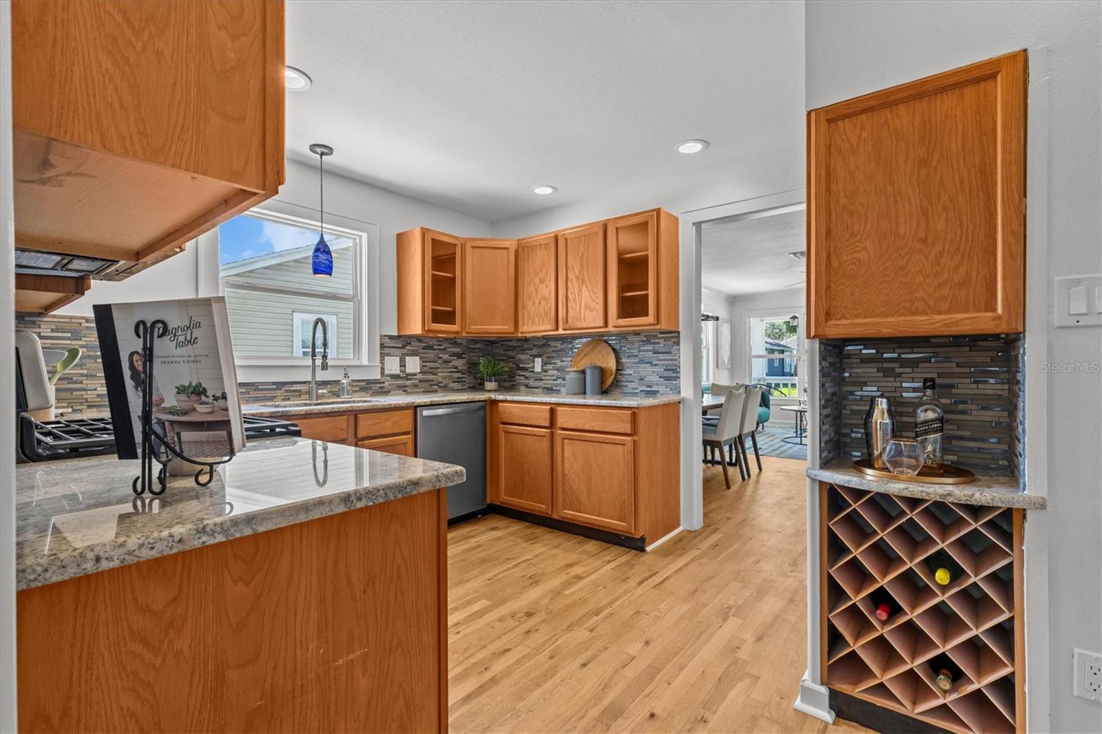 Listing photo id 7 for 325 Haya Street
