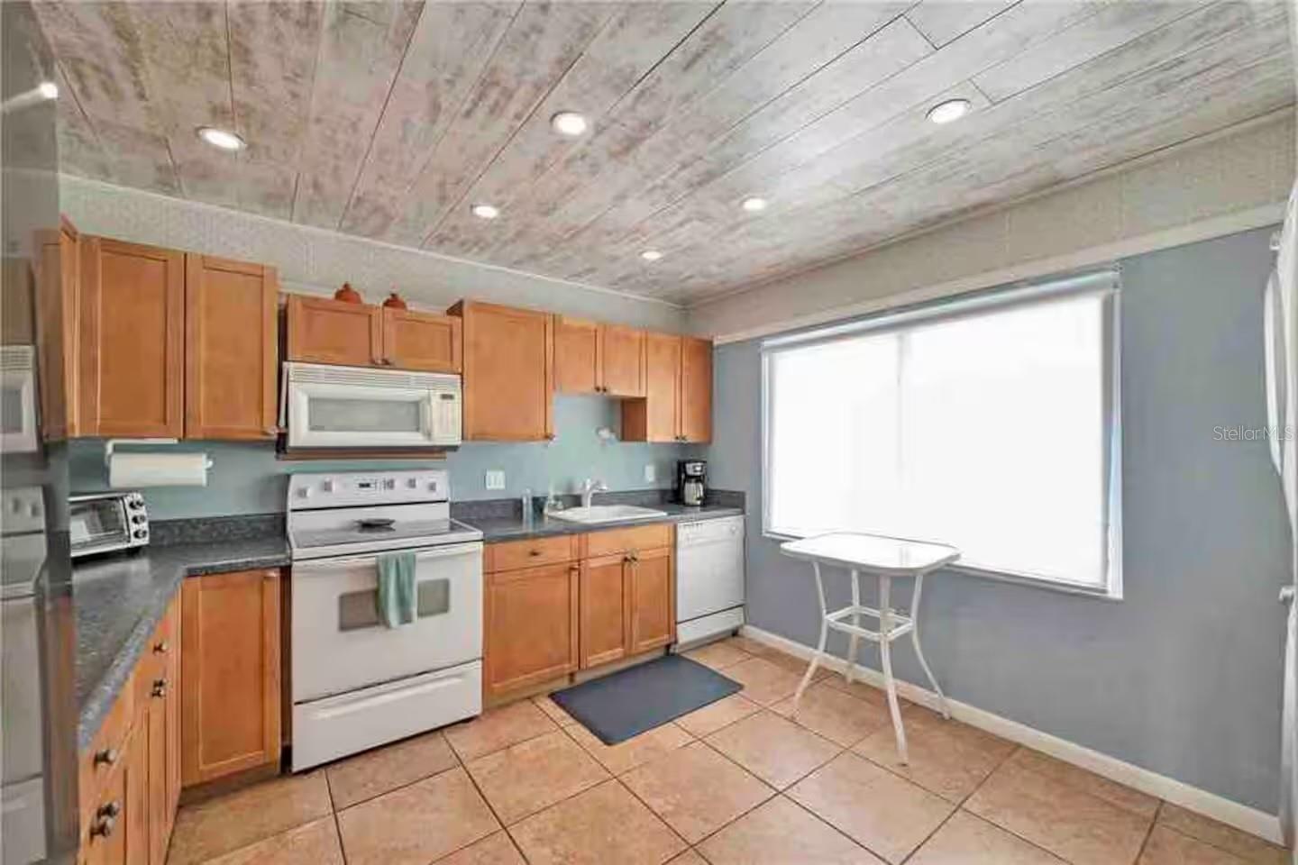 Image 12 of 30 For 10109 Gulf Boulevard 202