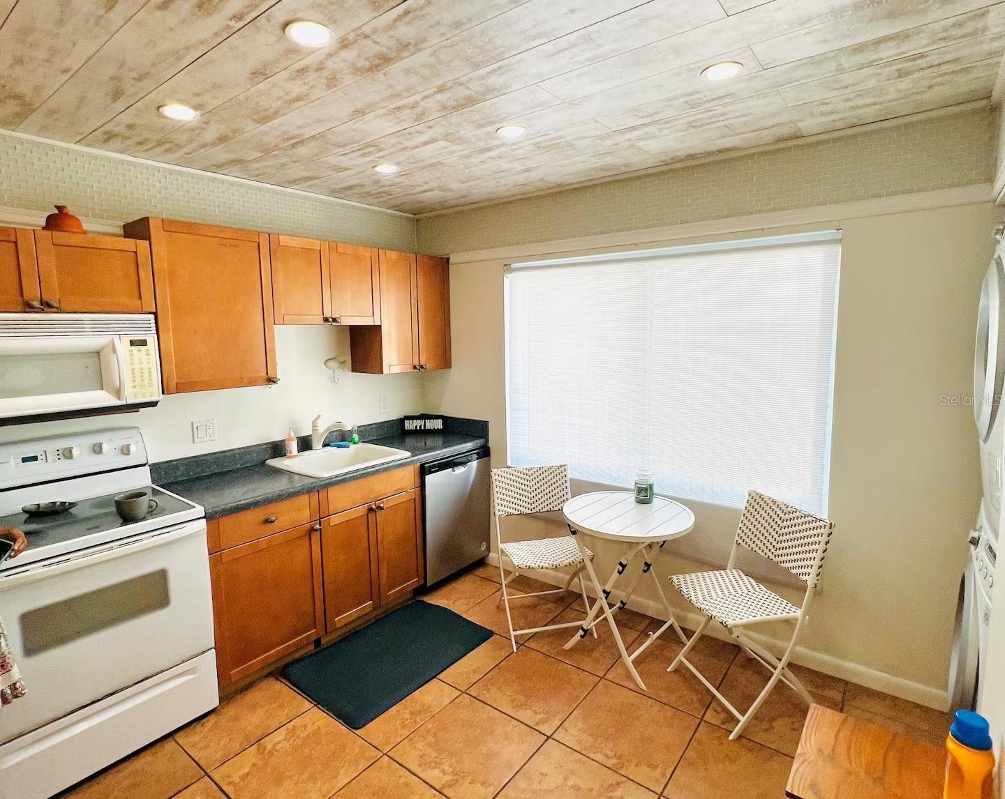Image 14 of 30 For 10109 Gulf Boulevard 202