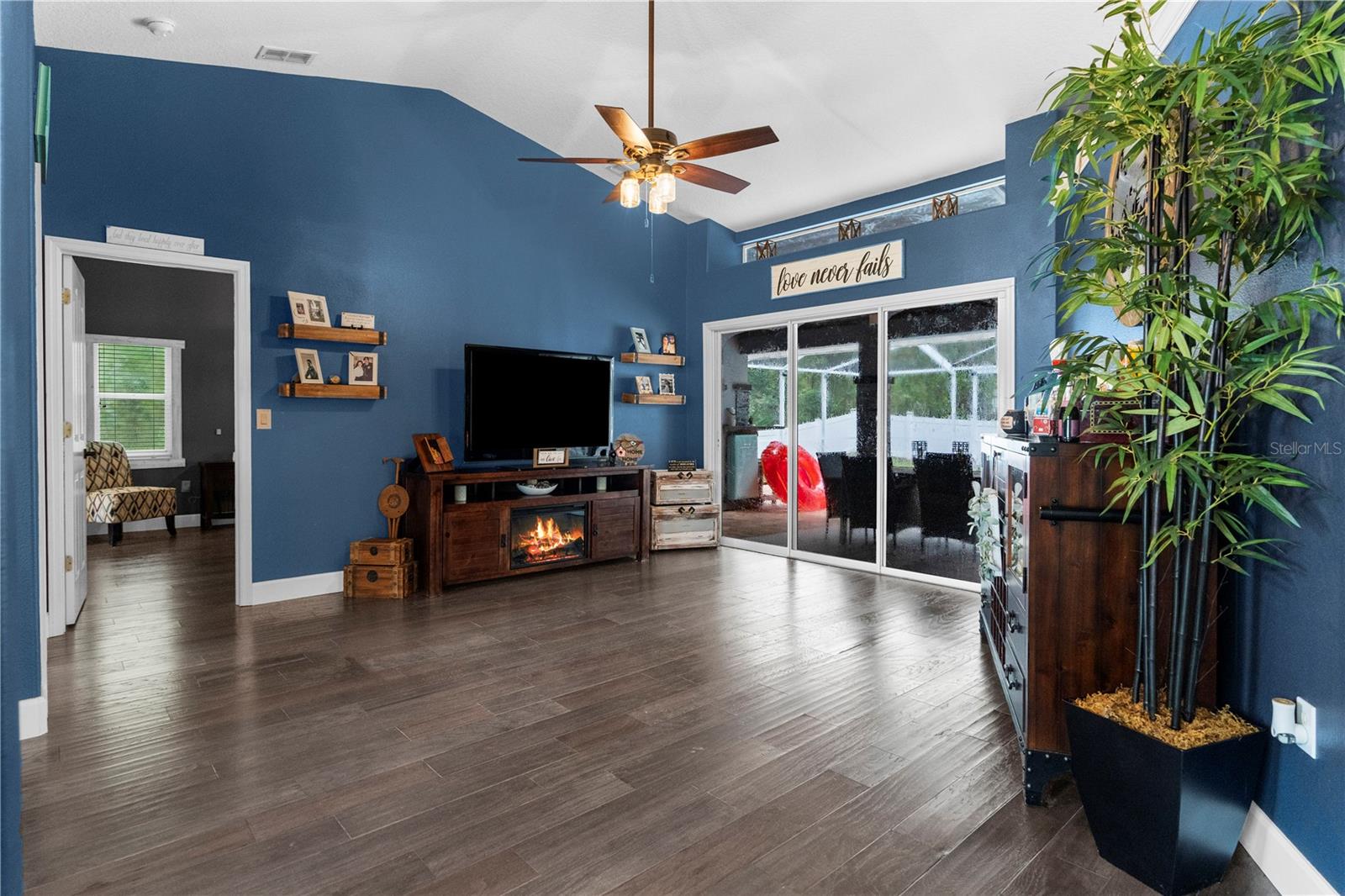 Listing photo id 8 for 9 Plumbago Court