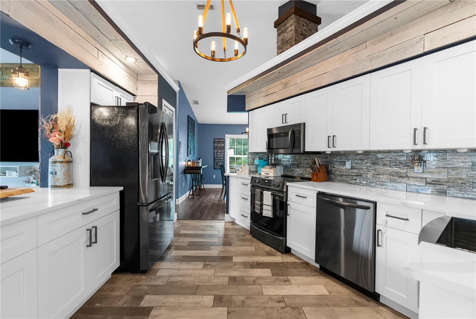 Listing photo id 10 for 9 Plumbago Court